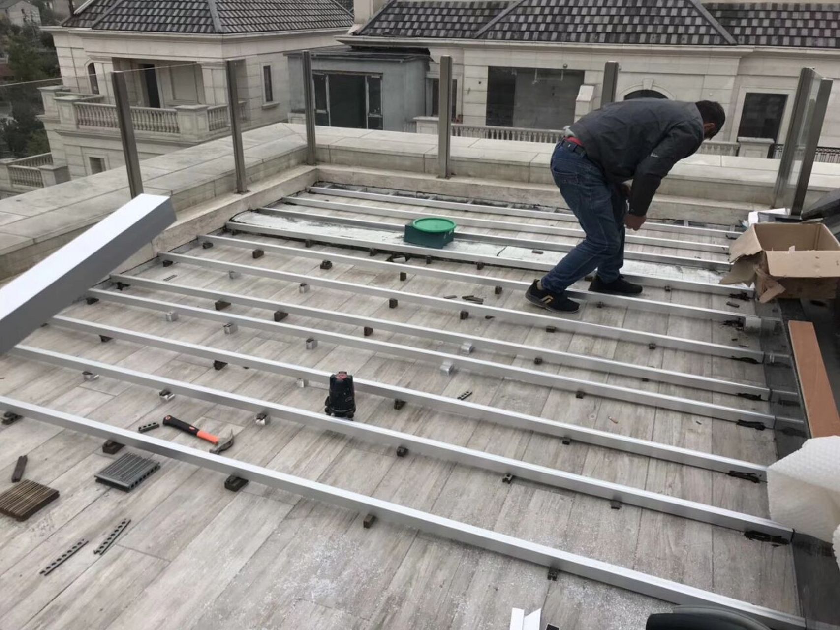 露台阳台都可以铺装木塑地板哦 又是师傅安装施工图 木塑地板整体效果