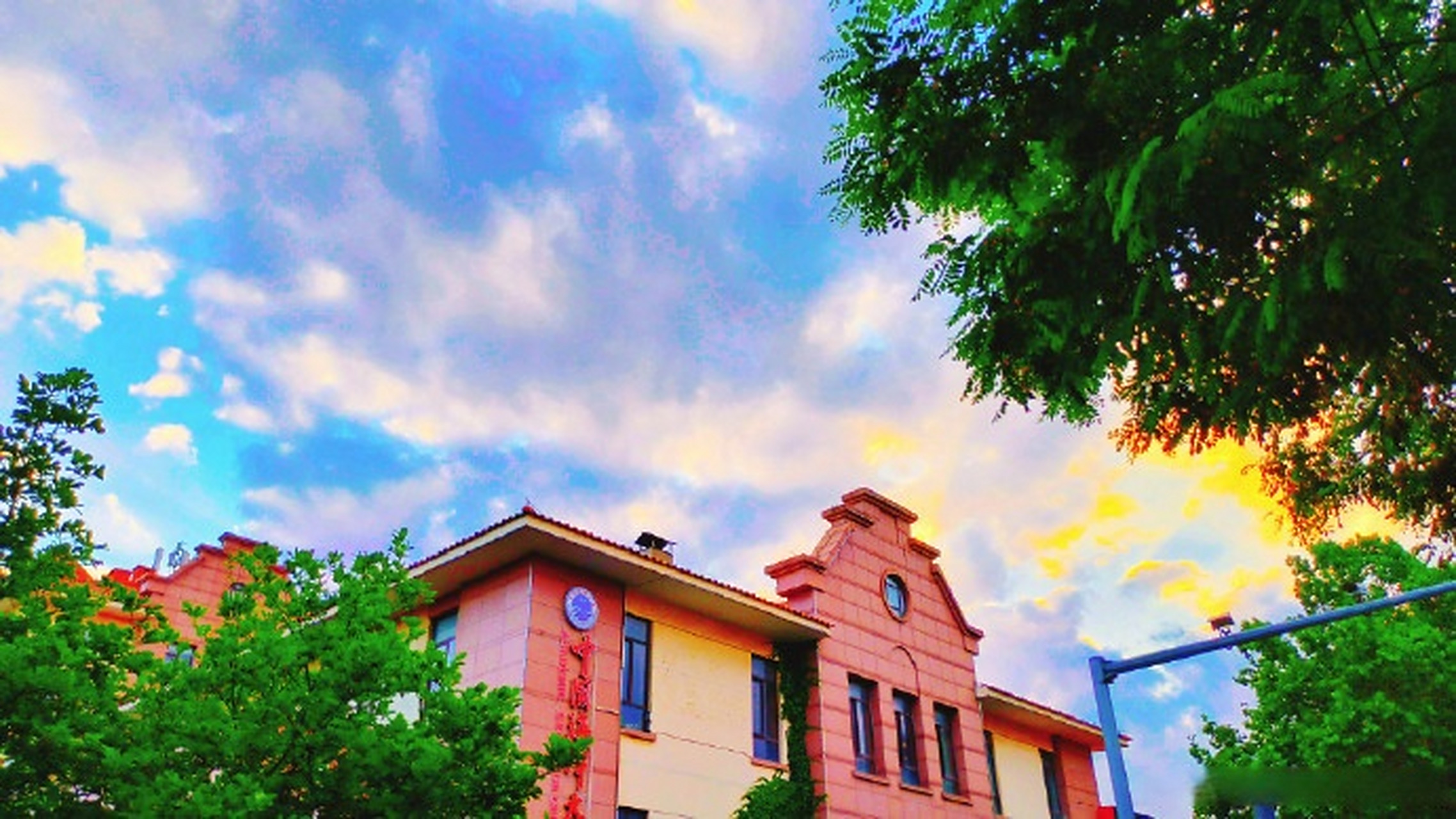 一起来欣赏中国海洋大学鱼山校区里漫画般美好的云彩. via于友鹏1986