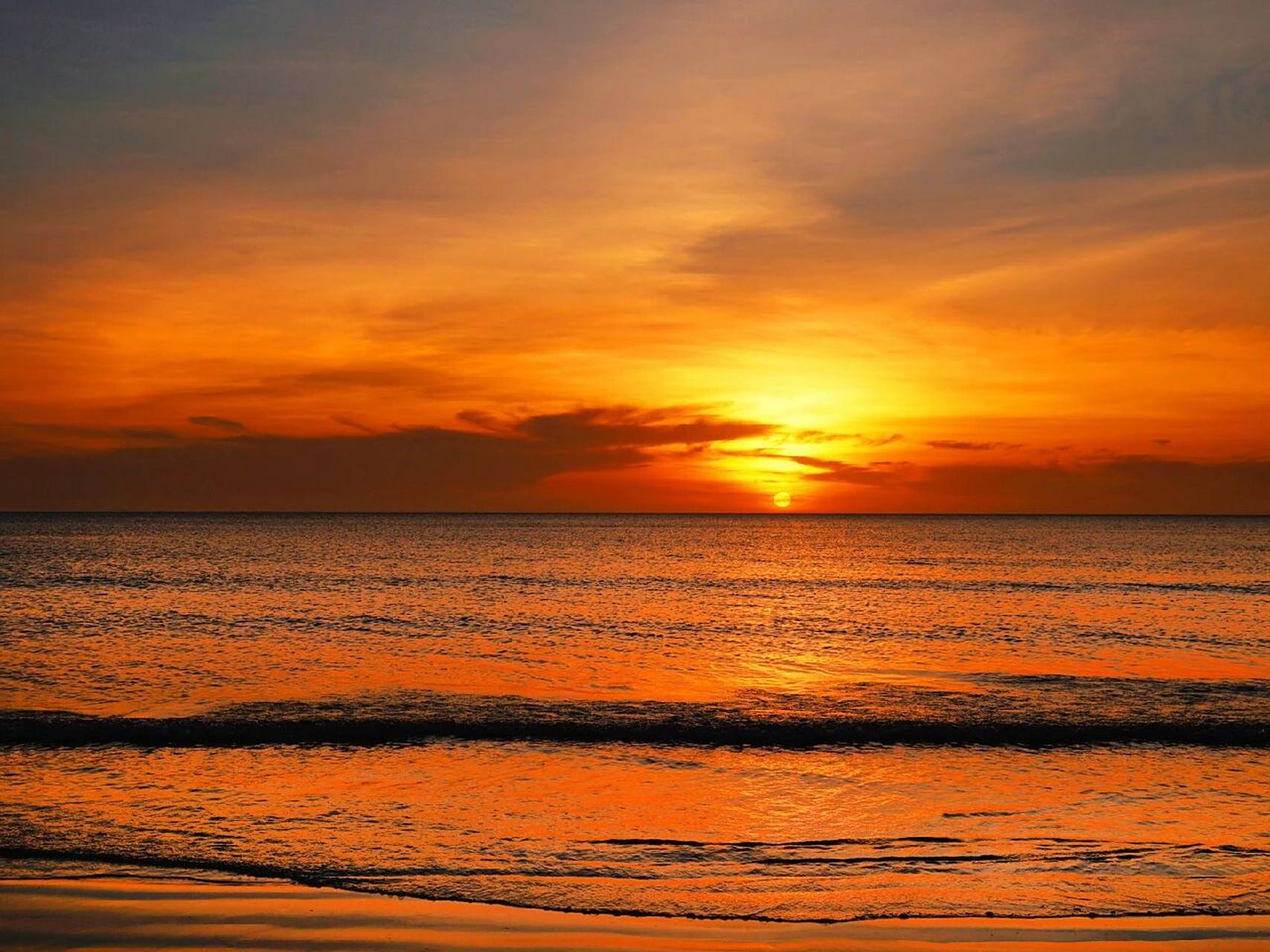 不同场景下的唯美落日 每当夕阳落下,天空中染上一抹淡淡的红色,那一