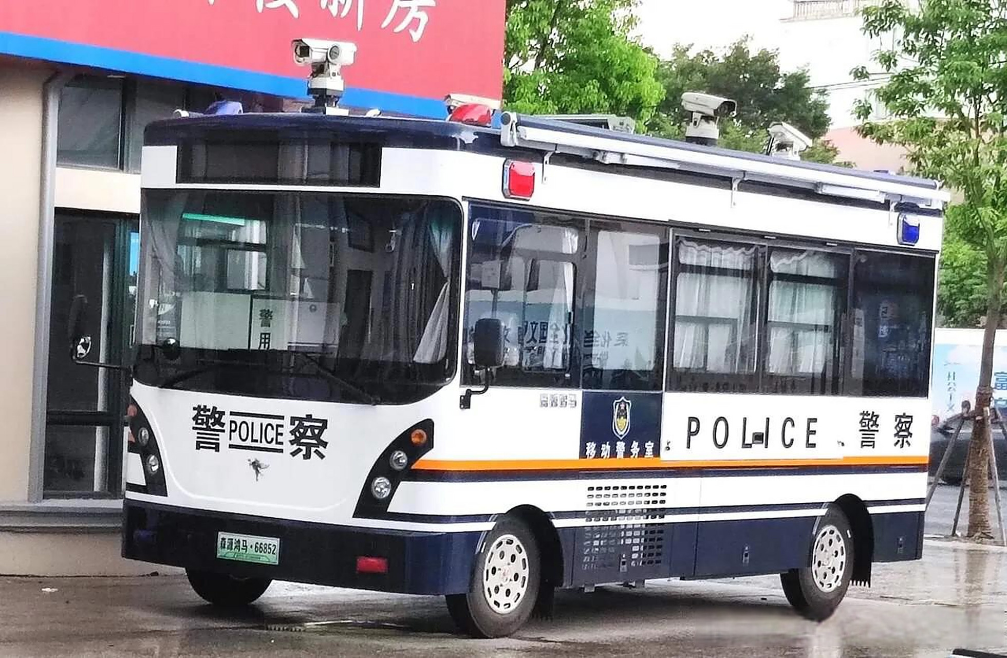 警车现身小区门口,网友花儿142821501 揭秘社区"移动警务室".