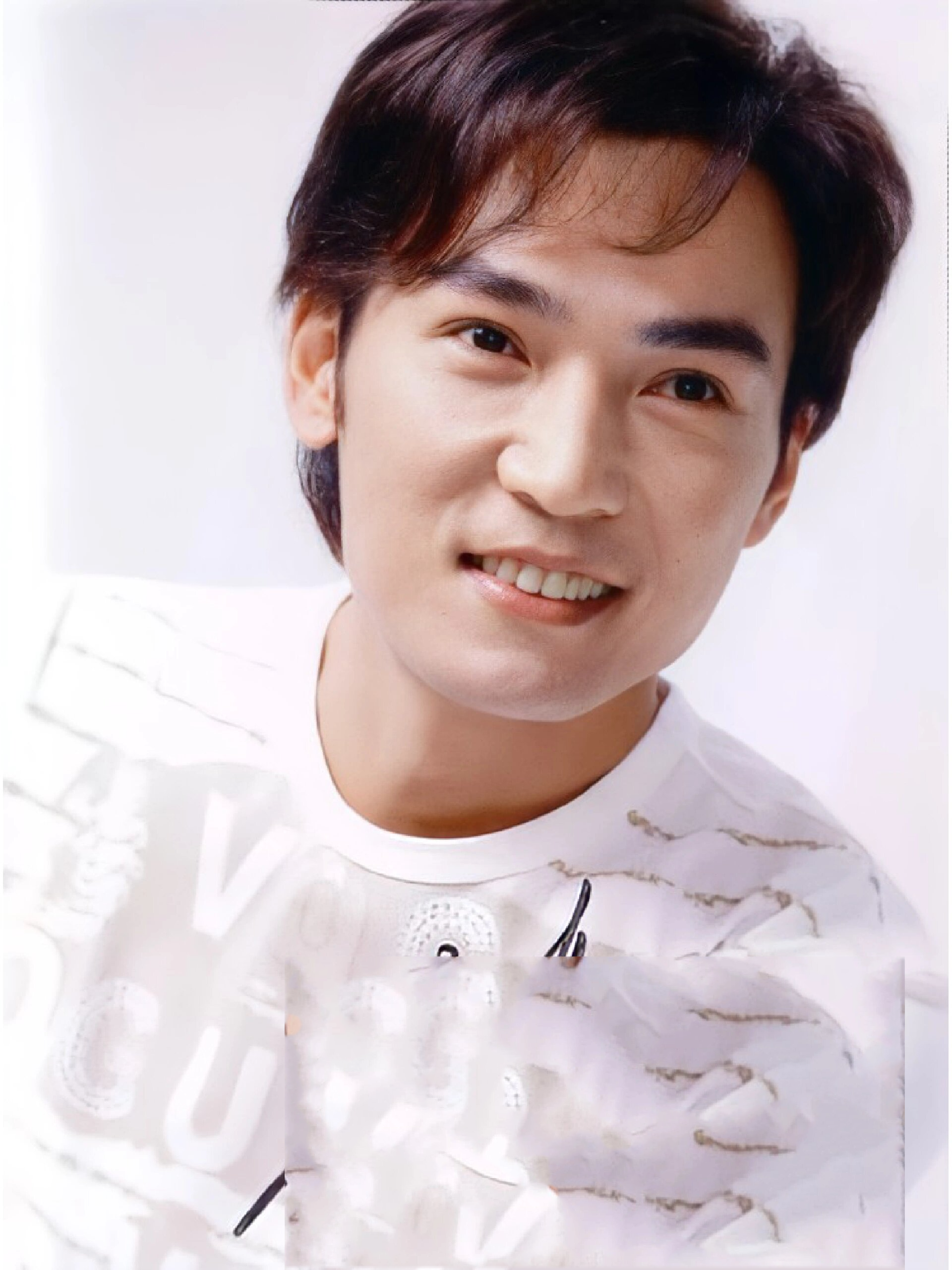 年轻时头发浓密的焦恩俊,女人不敌他一笑  "男人不敌他一刀,女人不敌