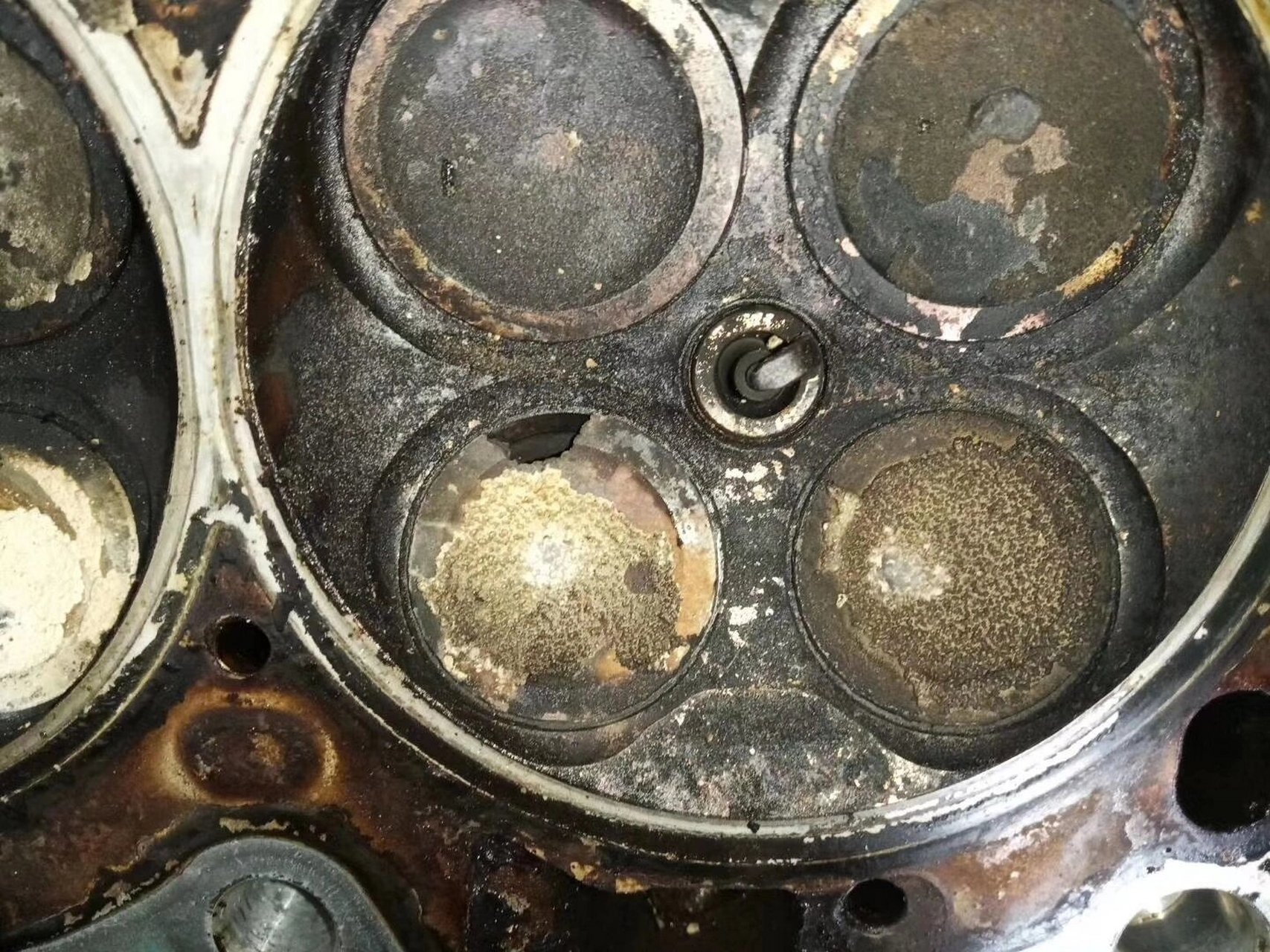 气门积碳的危害 气门积碳长期过多,造成气门烧蚀穿洞.