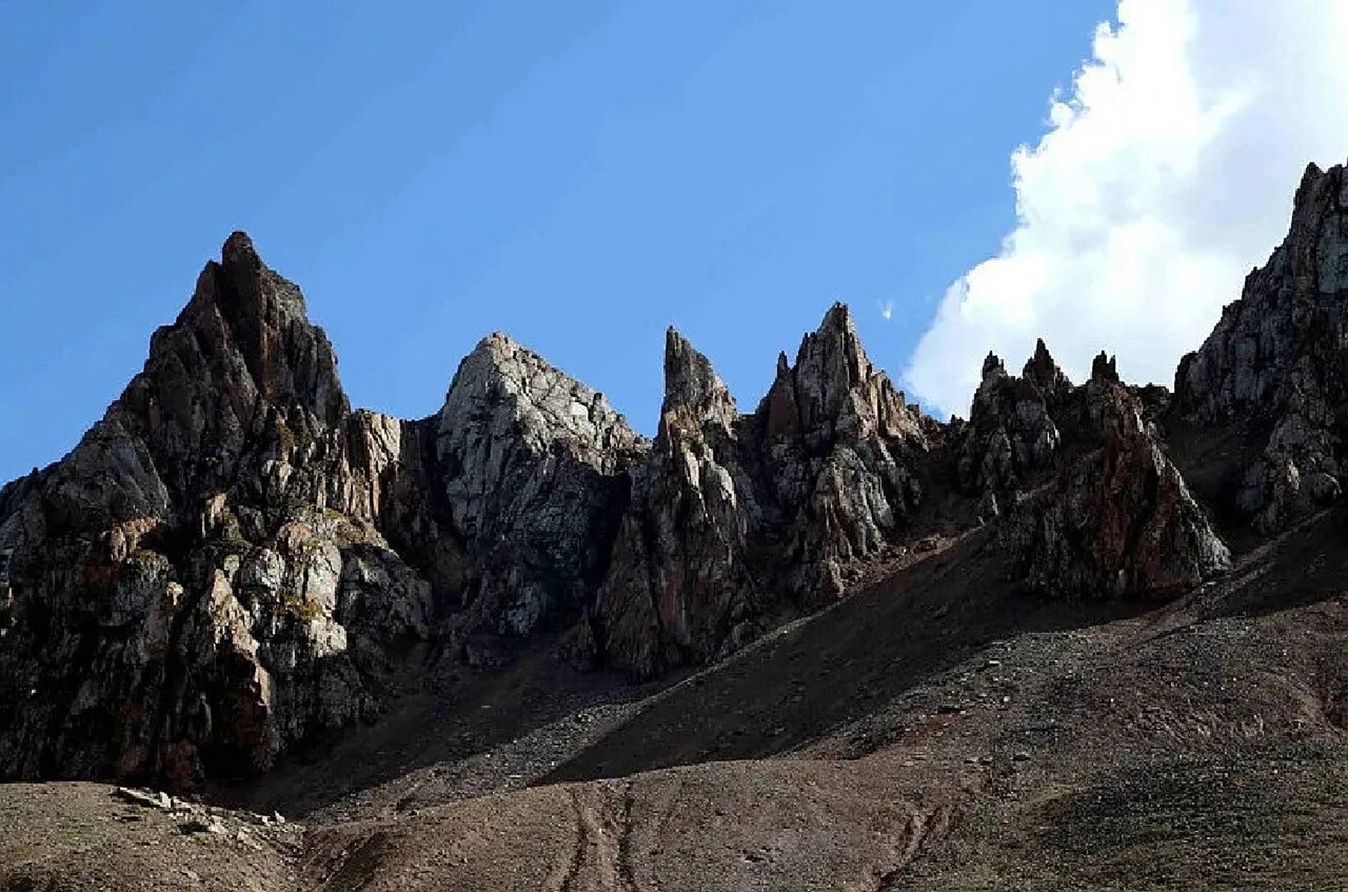 尕朵觉悟神山 尕朵觉悟位于青海玉树州称多县杂朵镇(另译:杂多,扎多)