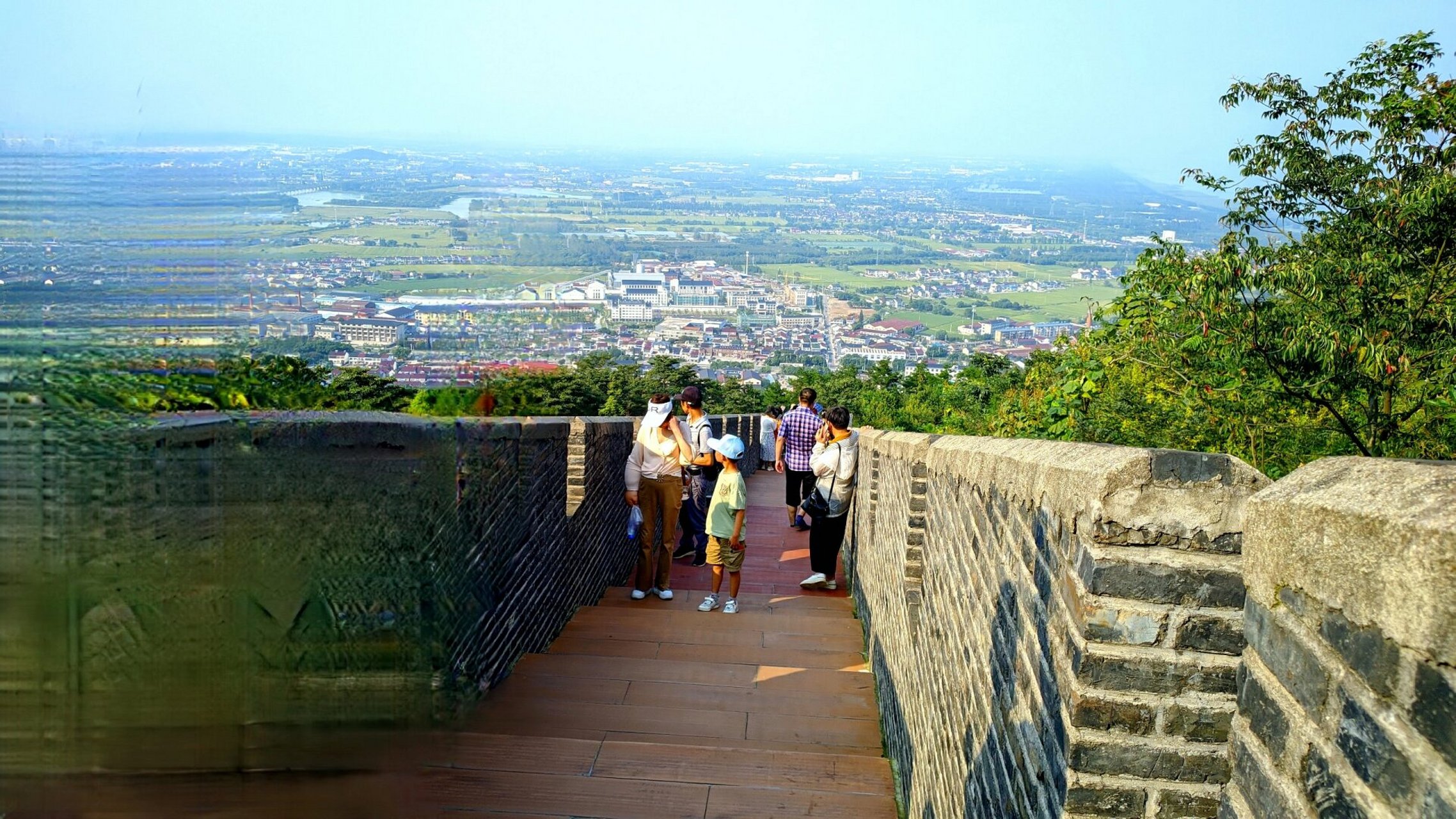 宜兴丁山小长城 宜兴丁山小长城地处江苏宜兴与浙北地区毗邻的洑东