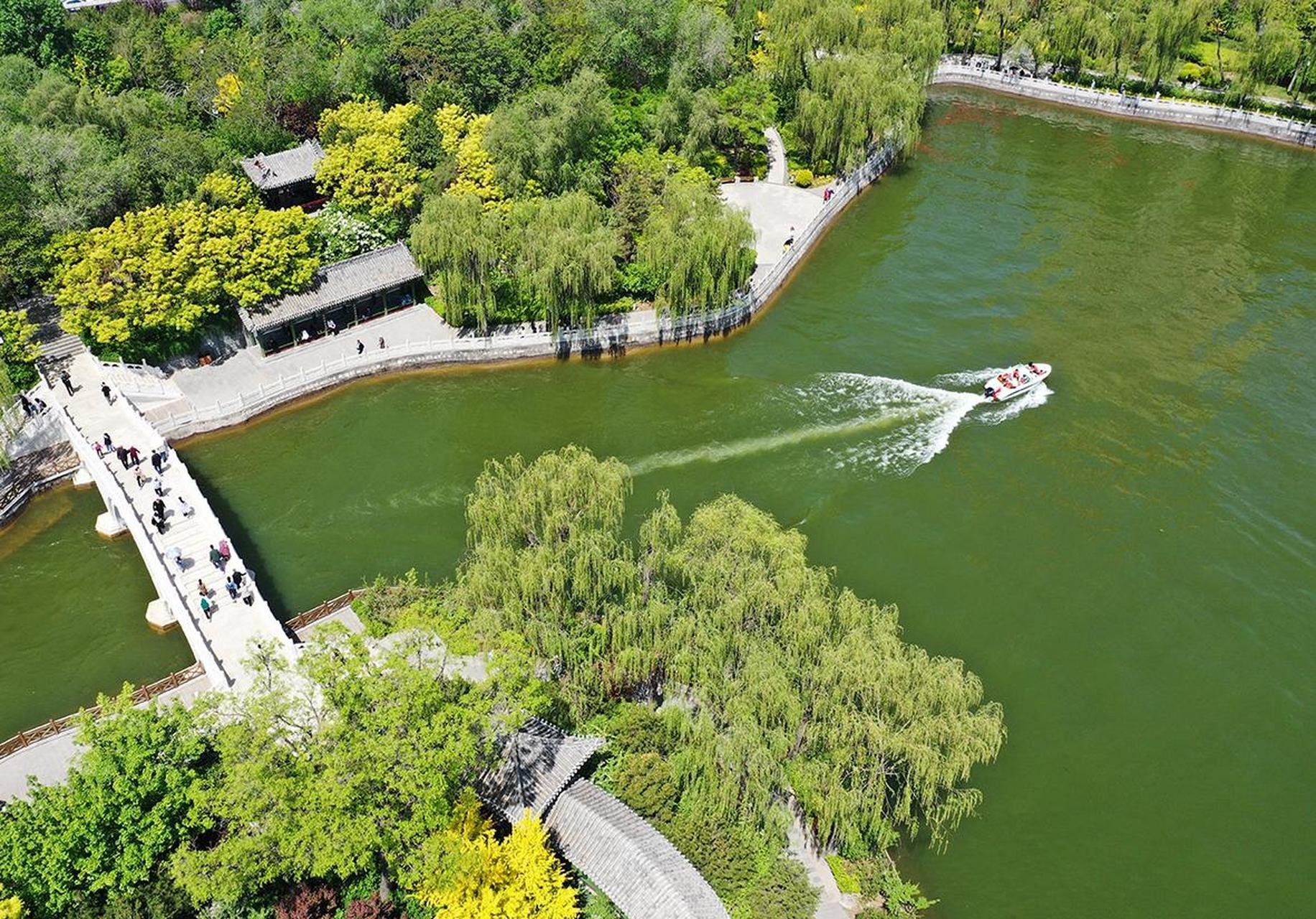太原头条太原【"家门口"出彩休闲游】  4月30日,太原迎泽公园,迎泽湖