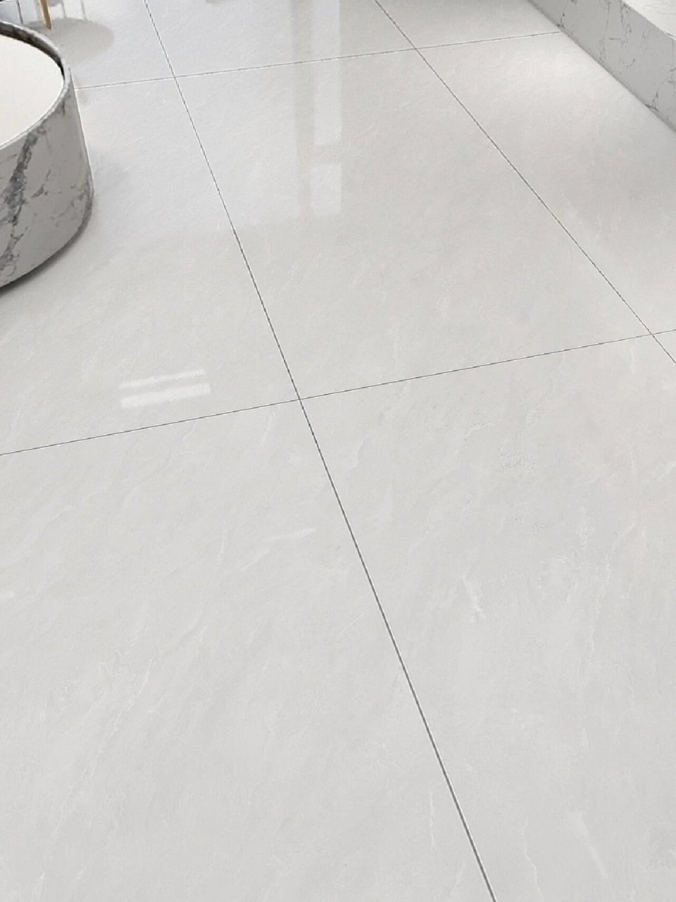 或者家里采光不好比较暗,可以参考这款白色瓷砖 喜欢现代极简风的不要