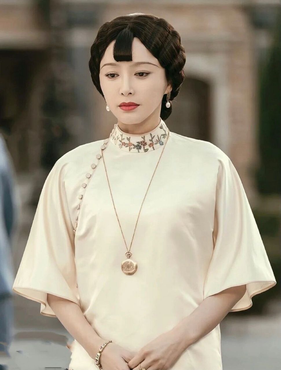 秦岚这组民国风剧照简直美翻了 连于正都夸秦岚是一个大美女我真的被