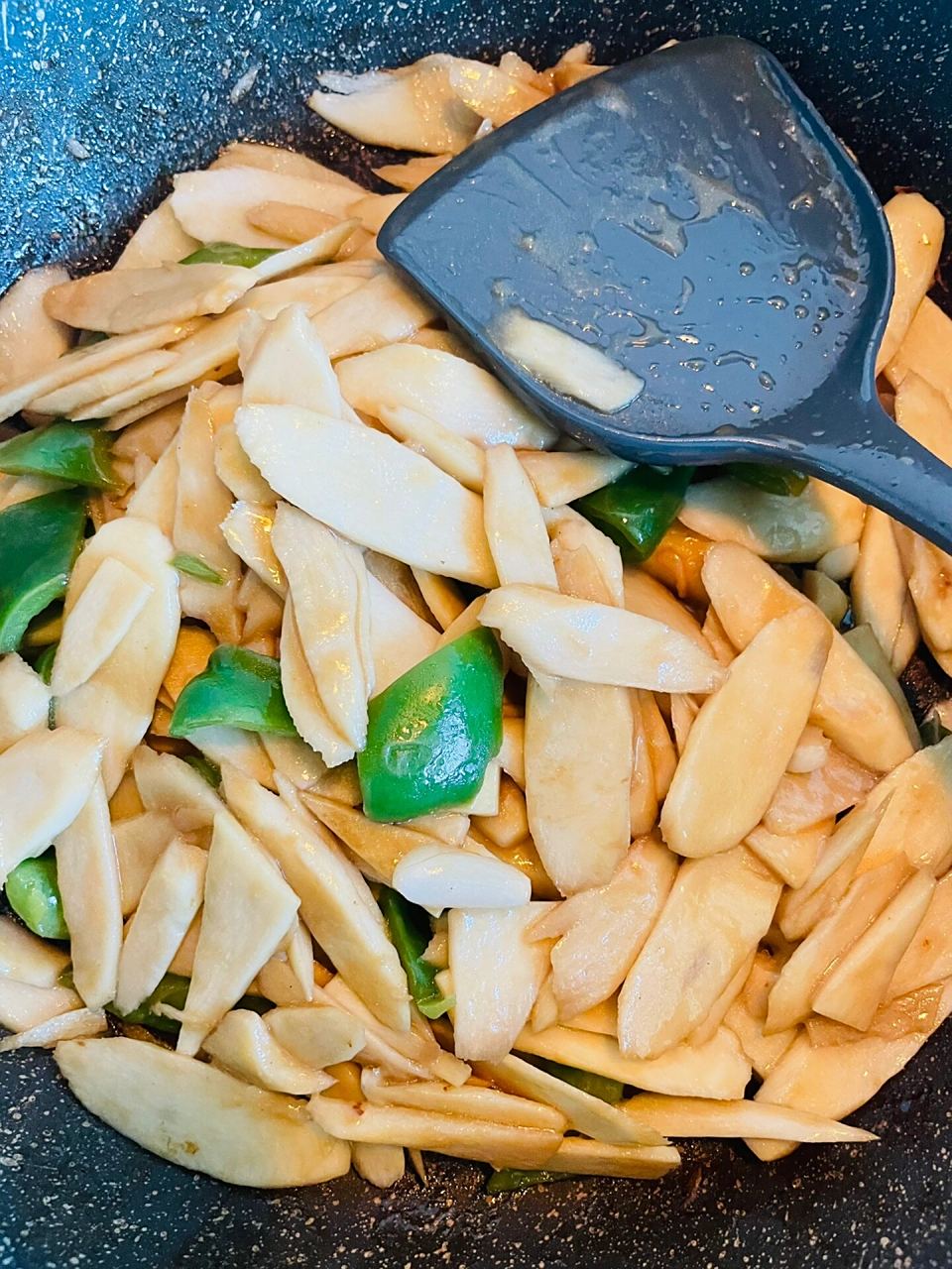 76山药用水洗去外皮泥土,刮皮斜切成片备用; 77青椒切成菱形块