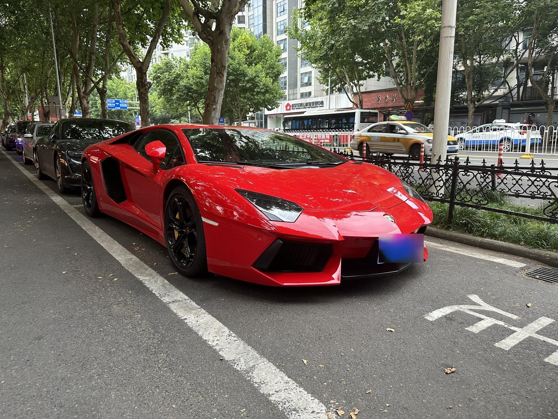 武汉少见的兰博基尼大牛今天终于出街了气场十足!