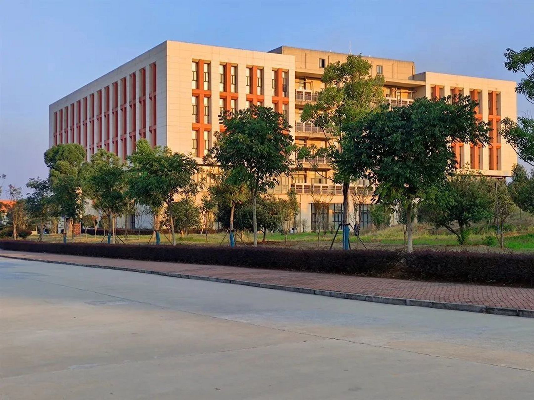 江西财经大学现代经济管理学院 1.