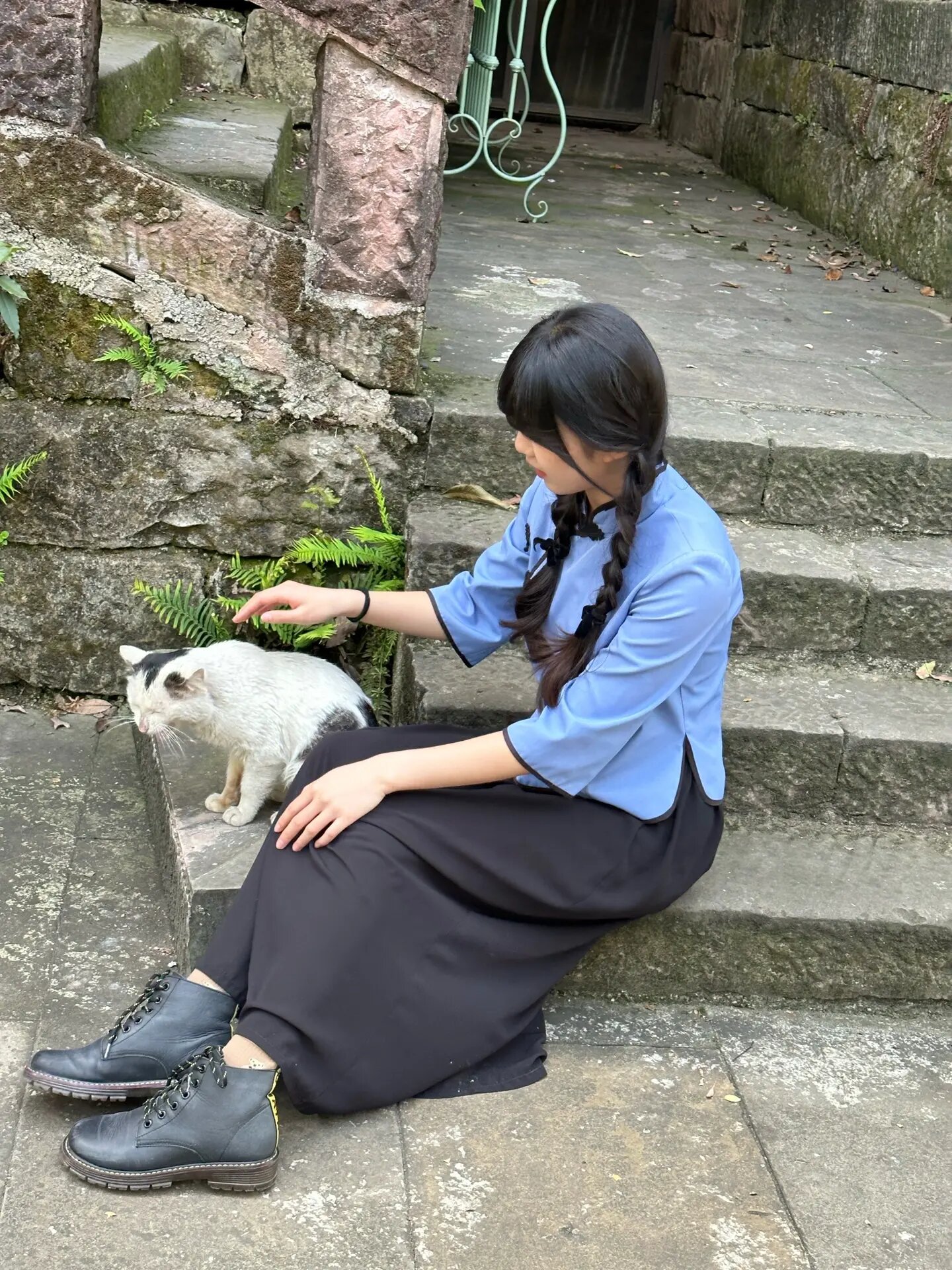 民国女学生 校服真的好乖 扎个双麻花辫真的很配 在两江国际影城 里面
