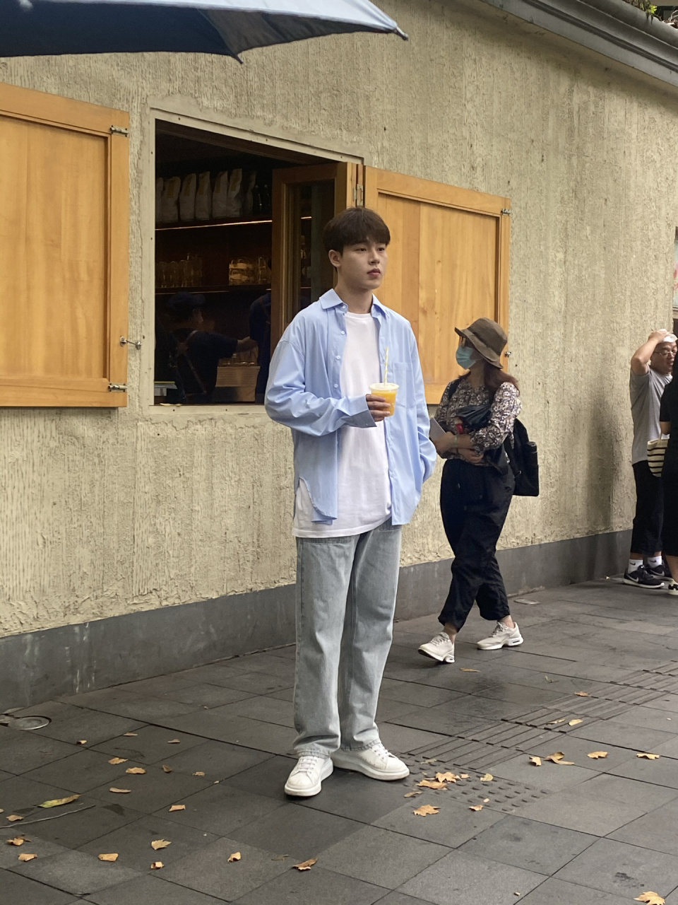 一杯美式 今天在武康路冰淇淋屋偶遇七七啦 七七真人真的好漂亮～ 一