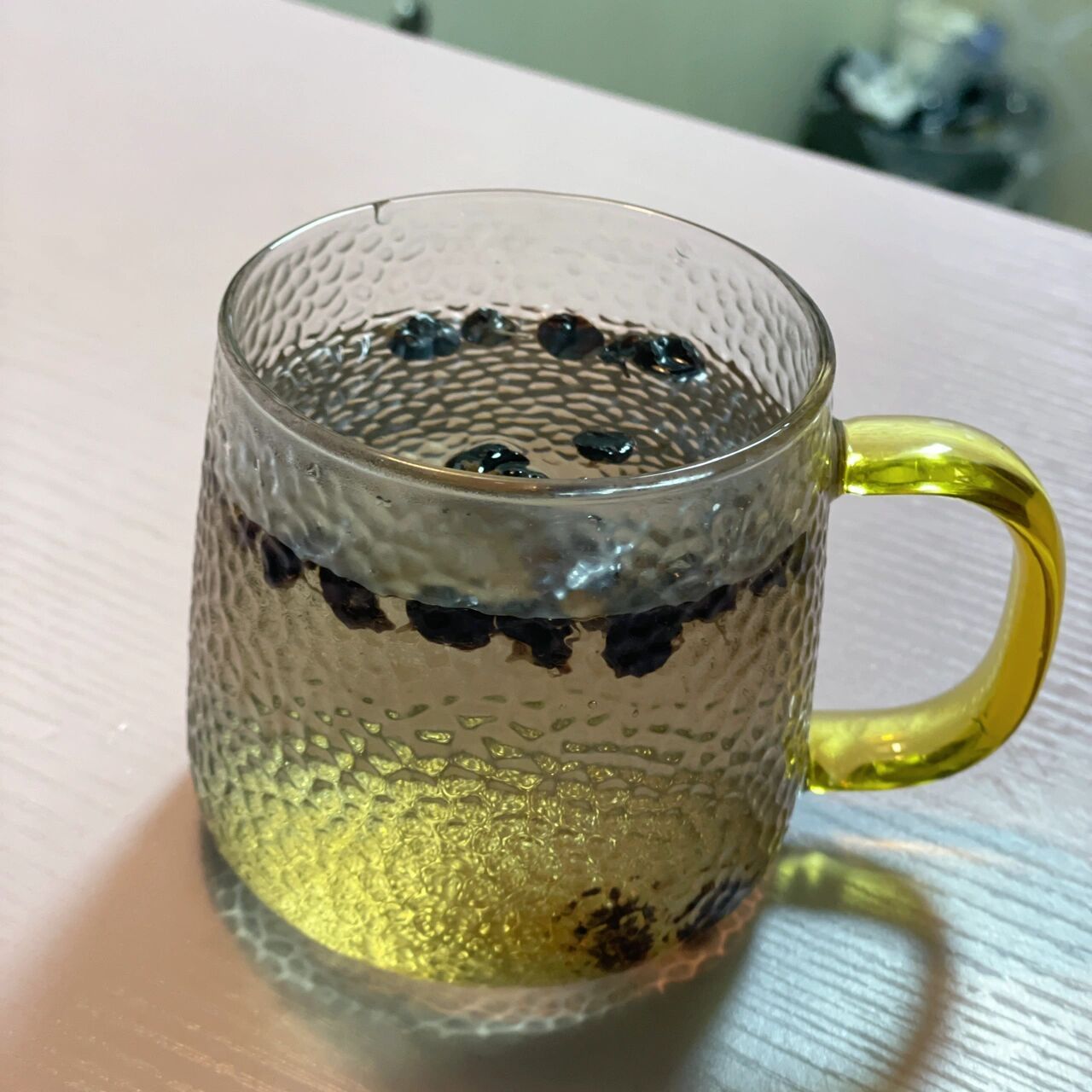 不懂就问,黑枸杞泡出来这个颜色是假的吧?