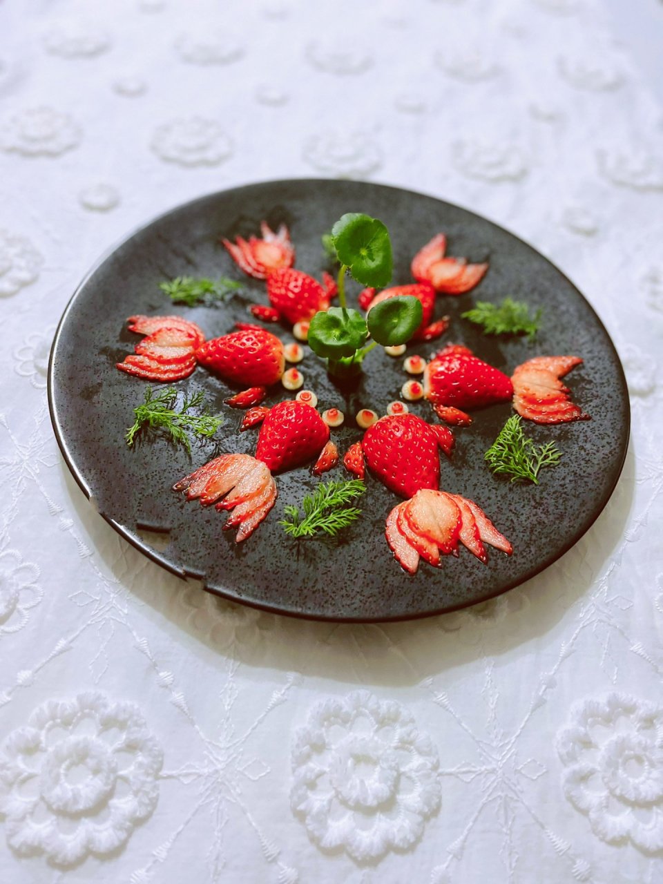 水果拼盘|草莓金鱼摆盘～91   食材:草莓,苹果,茴香,铜钱草