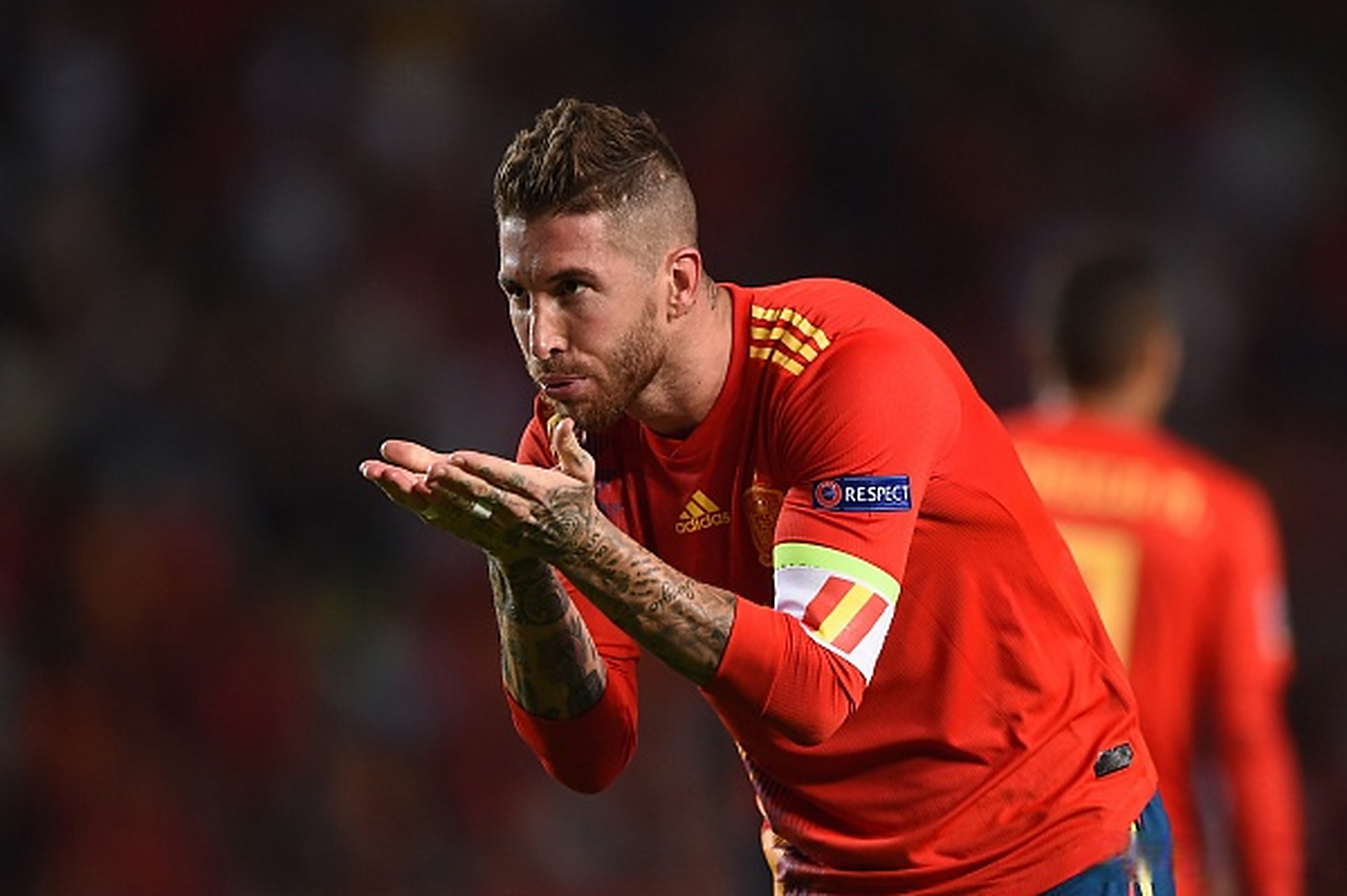 4日晚,塞维利亚官方宣布,37岁的西班牙后卫拉莫斯自由身加盟球队