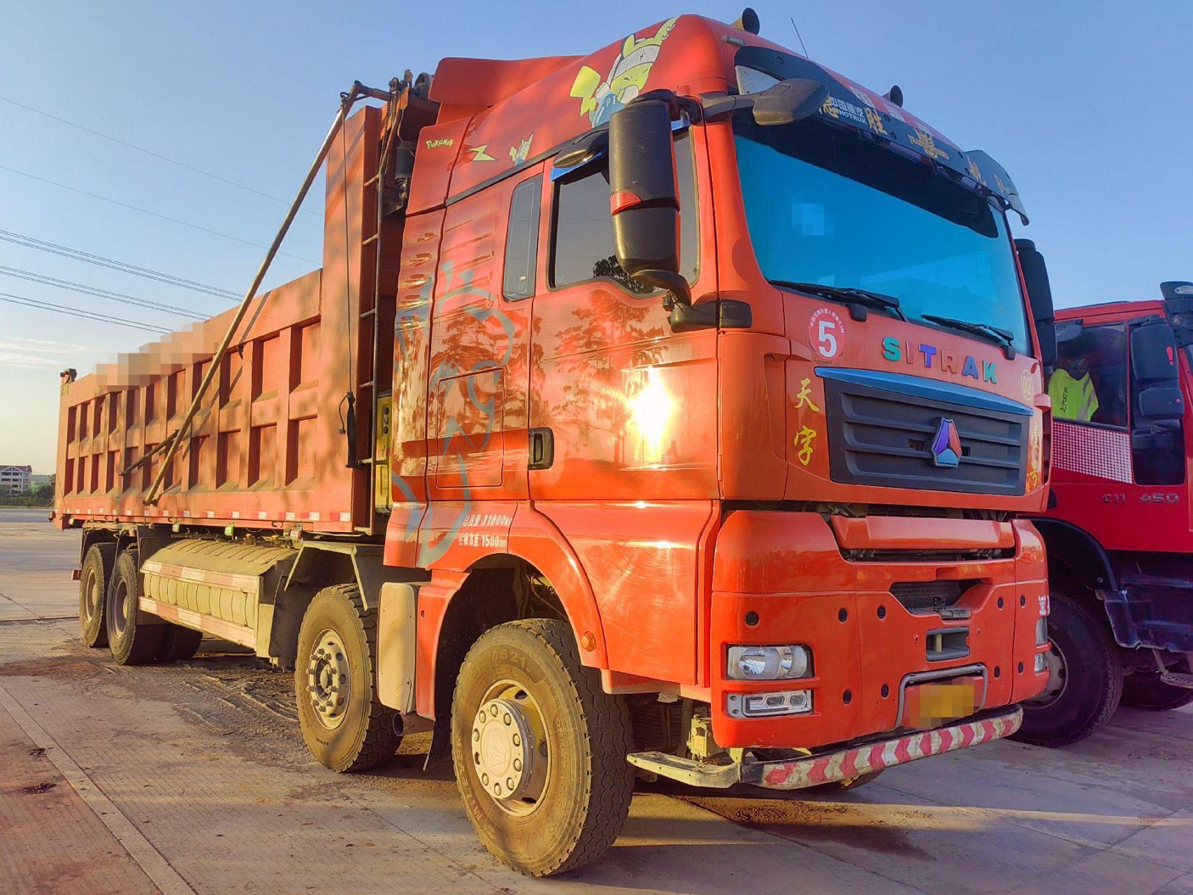 中国重汽汕德卡g7,前四后八自卸车.