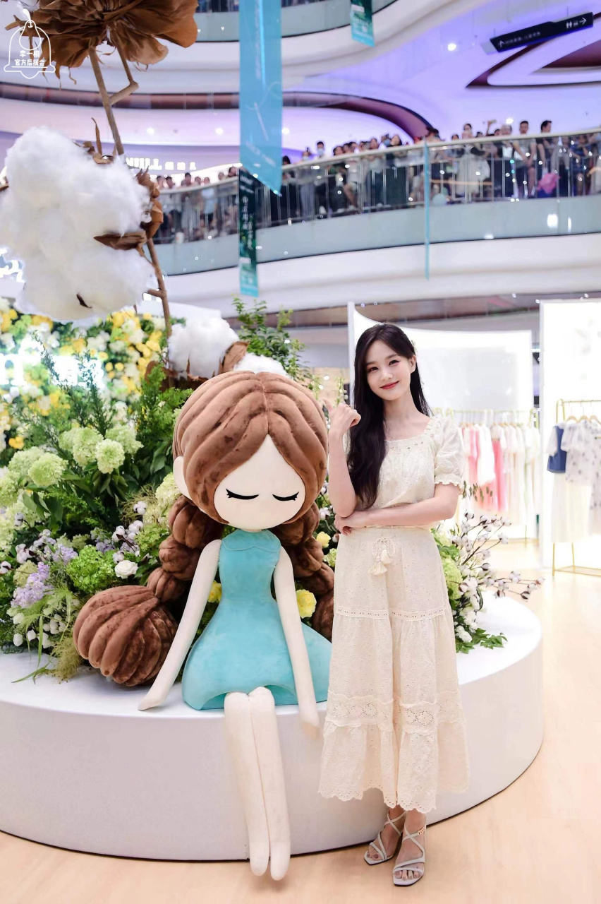 李一桐#98#李一桐茵曼品牌代言人# 穿过蔓蔓繁花, 拨开熙熙人海