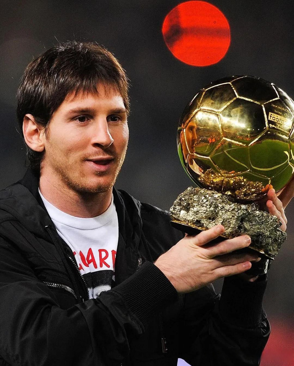 阿根廷足球巨星梅西对是否为史上最佳球员的问题给出了含蓄而谦逊的