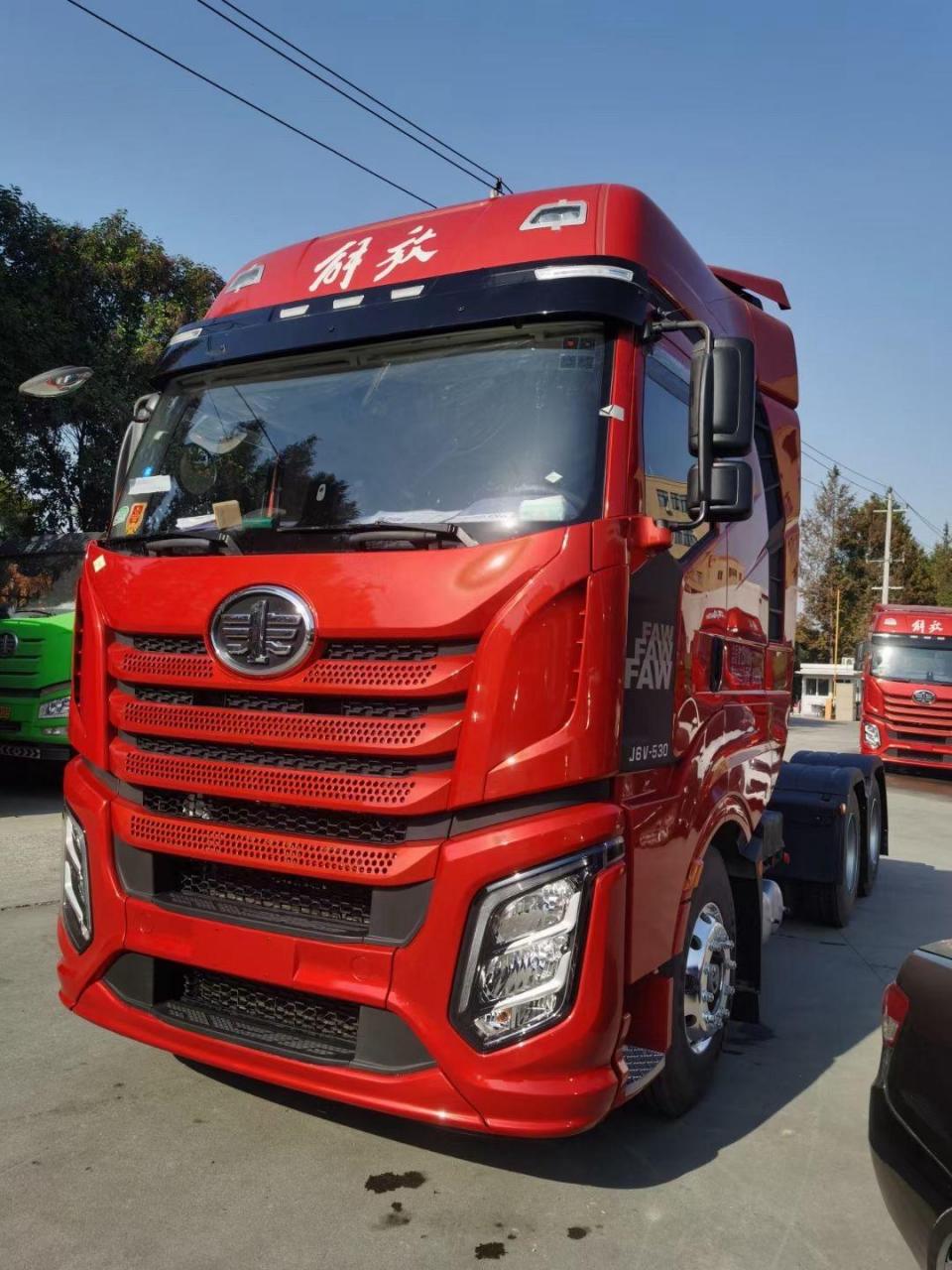解放j6v530马力,天然气牵引车,1500l大奶瓶,自动挡带液缓,四方位影像