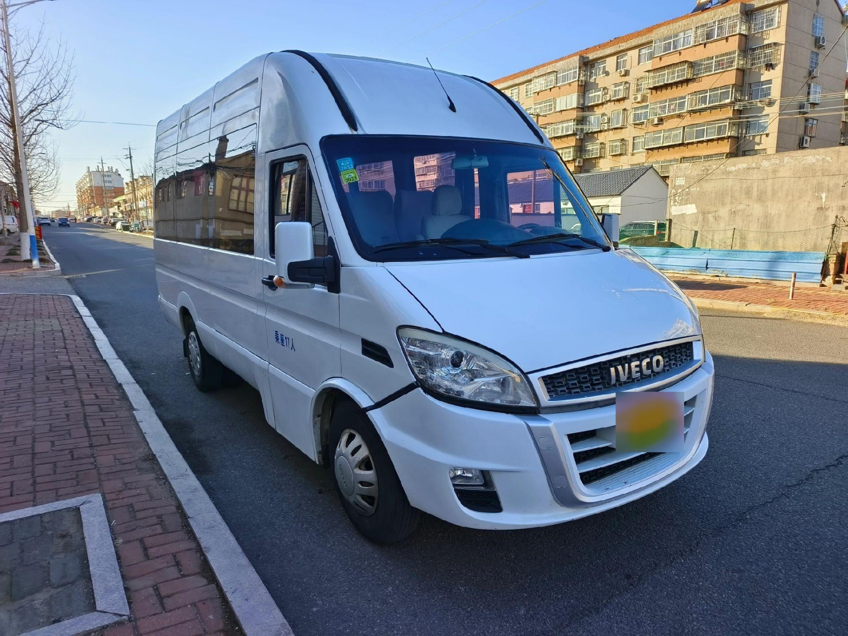 新到差一个月15年17座依维柯新宝迪  后双开门  高配车型  自动大灯