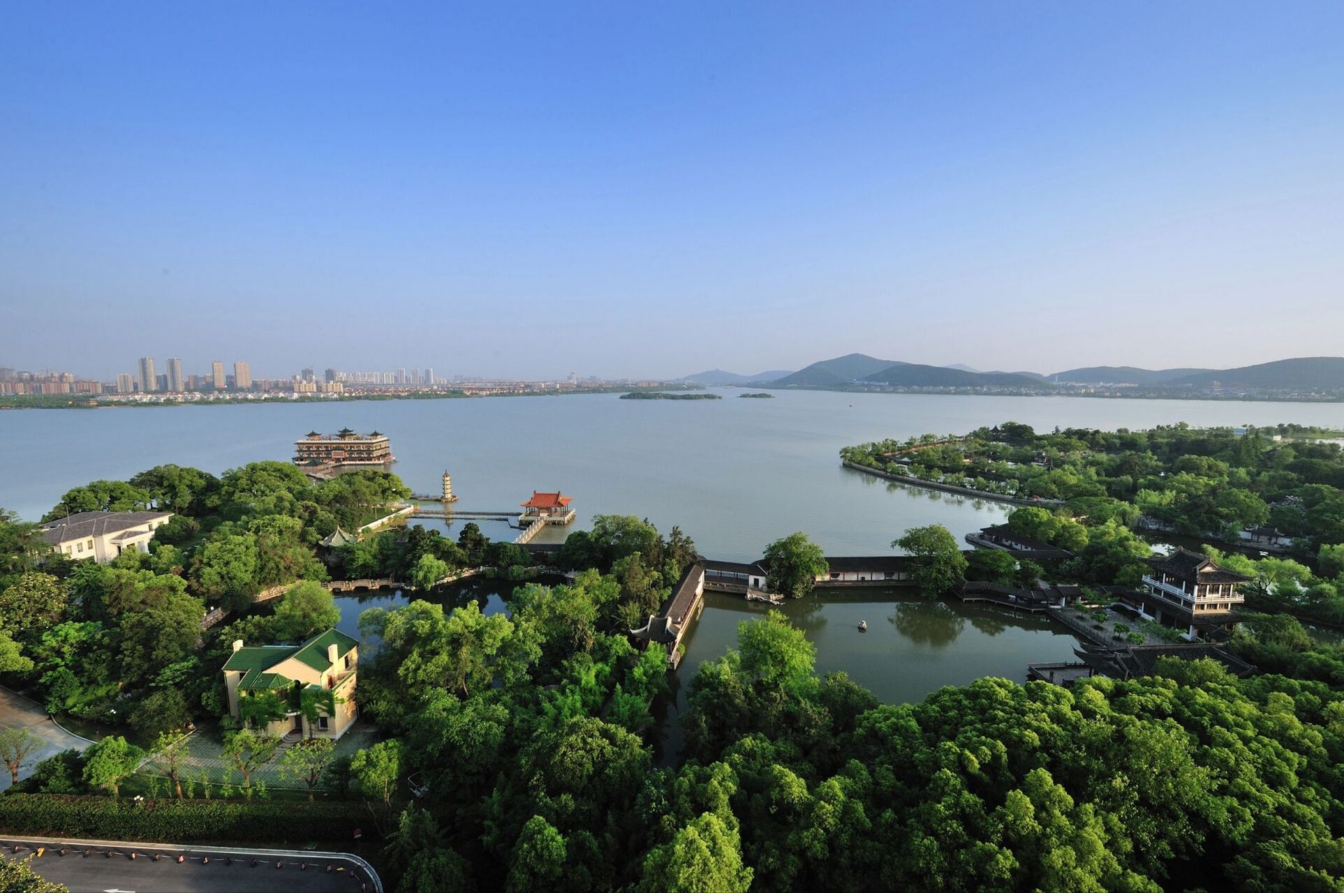 99 地理位置:太湖位于中国江苏省,浙江省交界处,是中国第三大淡水湖