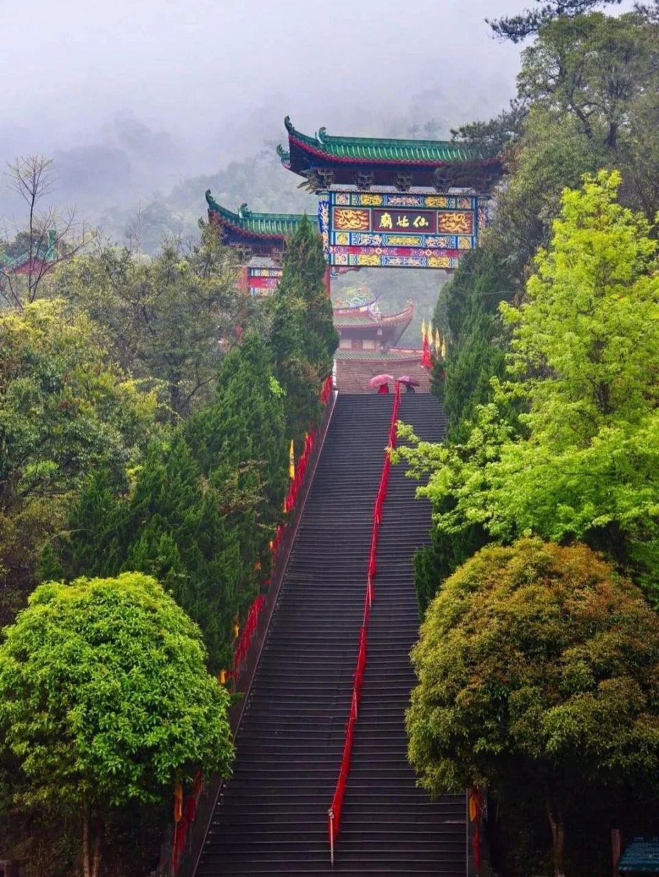 南国仙境姑婆山 姑婆山旅游区位于广西壮族自治区东部的贺州市平桂区