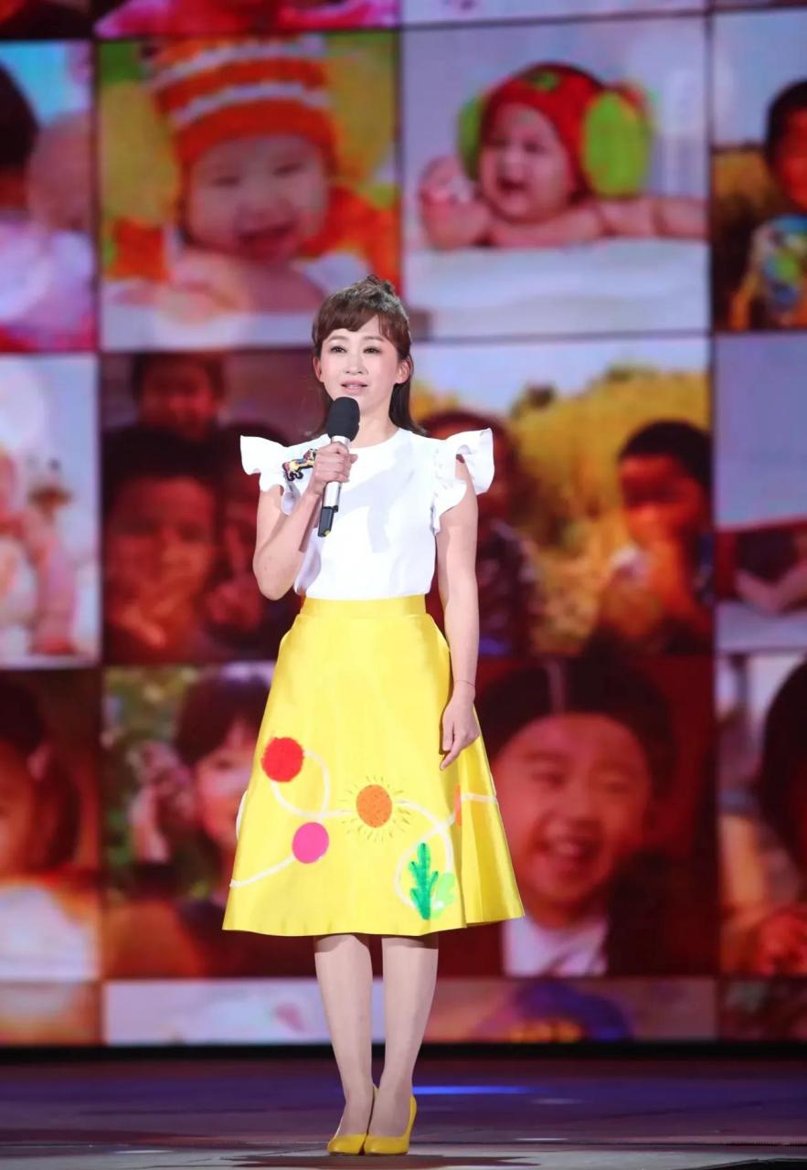 记得每次坐在电视跟前看着小鹿姐姐主持的节目把作业写完的满满的童年