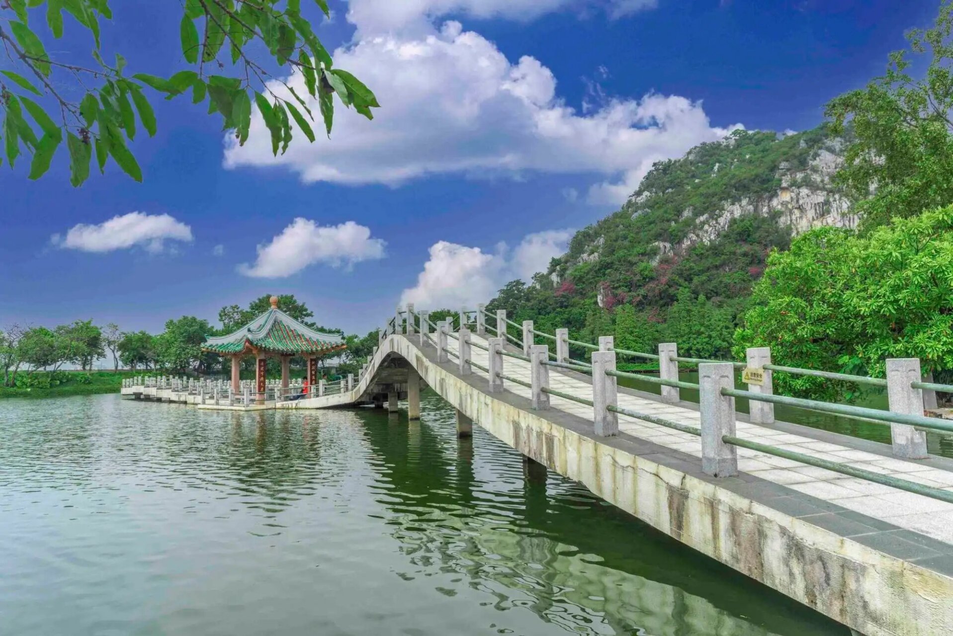 肇庆七星岩:神秘的神话传说 七星岩位于广东省肇庆市,景区总面积达8.