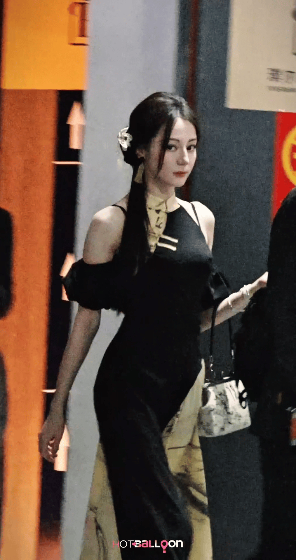 哇哦,迪丽热巴一身黑色旗袍跟李一桐一身素雅色系旗袍,真的是各有各的