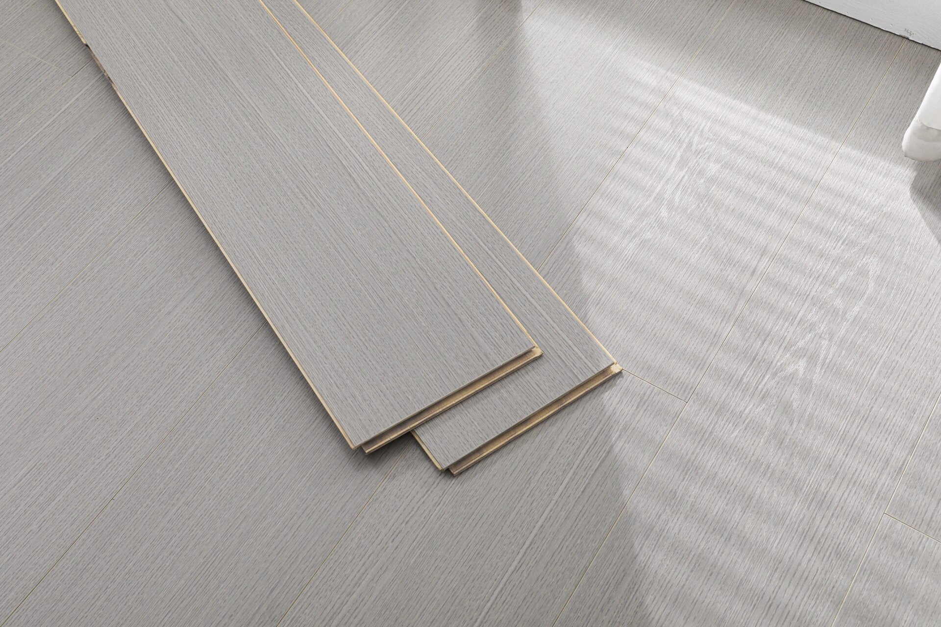 灰色系地板超高颜值 灰色系地板是意式轻奢风装修中的常客,小户型可以