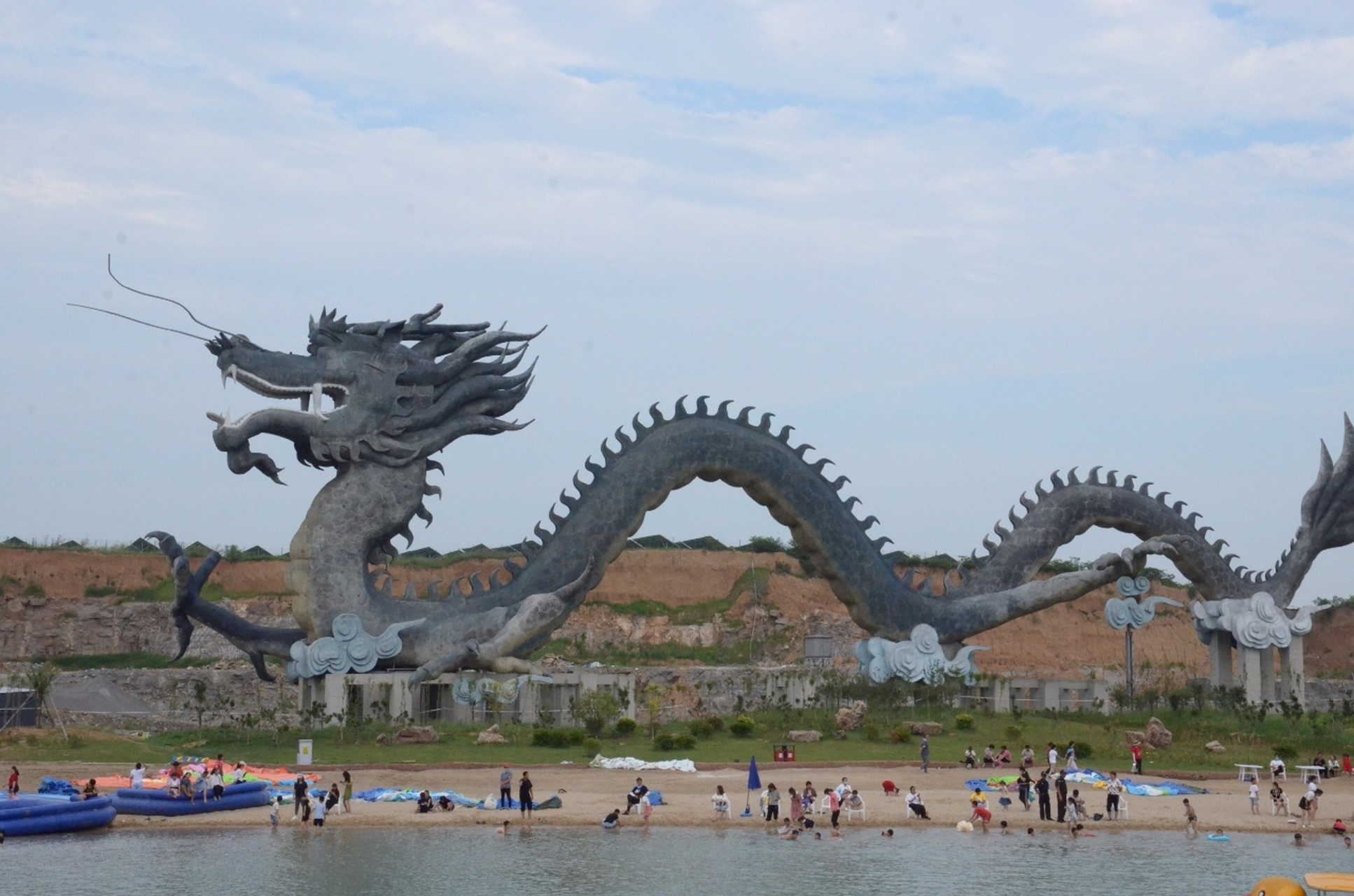 青龙山旅游度假区 青龙山水上乐园是具有"巨野小三亚"之称的旅游胜地