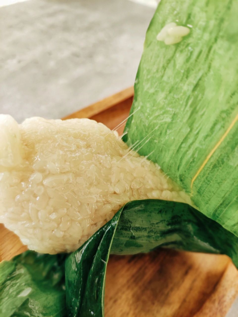 白水粽 分享 颜色纯净的白水粽,小时候特别喜欢蘸白糖,蘸蜂蜜吃.