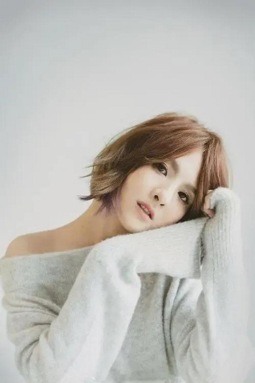 02郭静是一位台湾女歌手,她在音乐界有着一定的知名度和影响力.