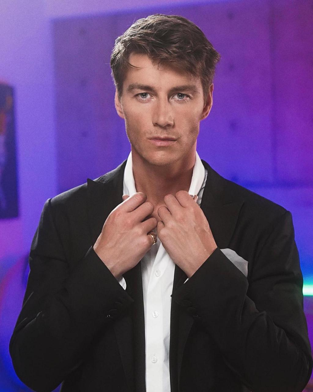 俄罗斯男歌手 alex sparrow(亚历克斯·斯派洛)是俄罗斯地区的华为