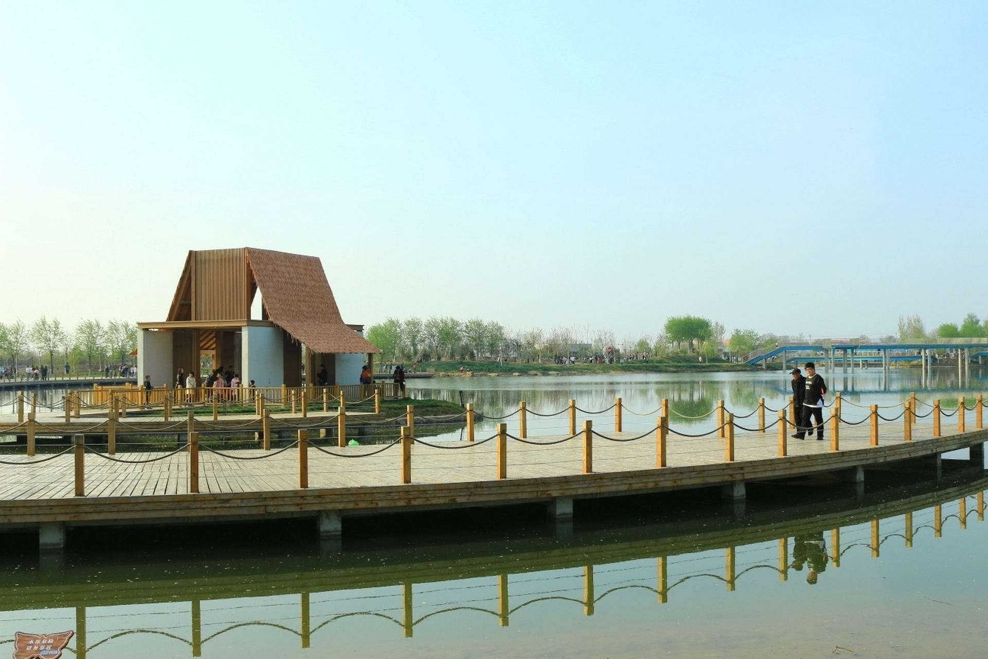 宁晋县体育公园 其实是库存照片,公园已经开放好多天了,玻璃栈道浮于