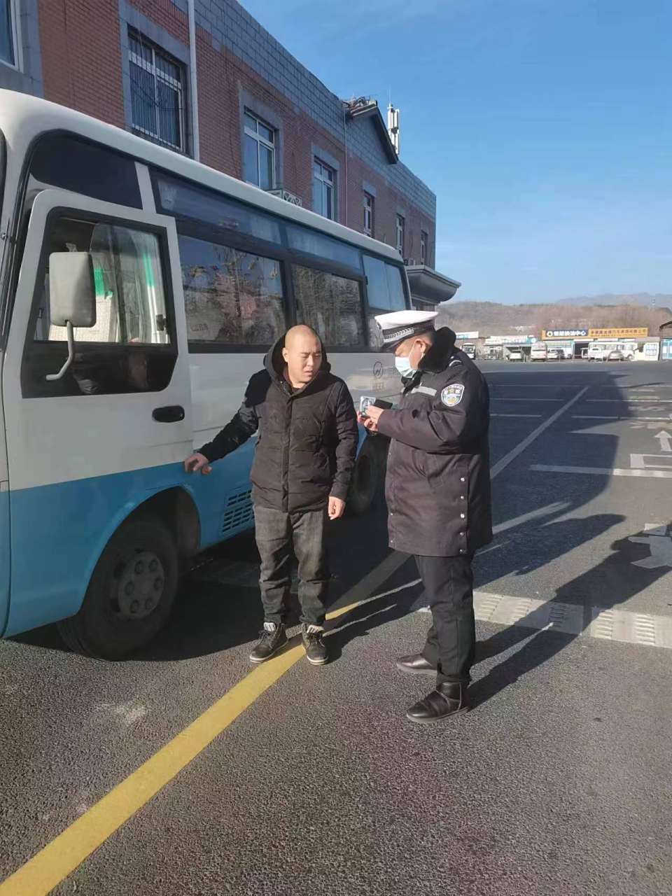 承德交警# 2023年春运首日,直属一大队在汽车北站临时检查站,按"氨刎