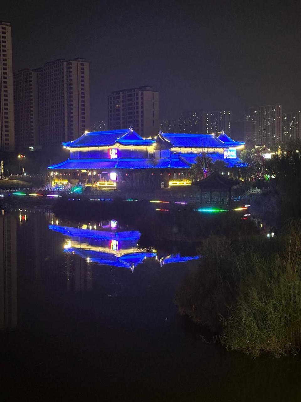 秋日生活打卡季昨晚,我的两个高中同学来菏泽市牡丹区找我了,我们简单