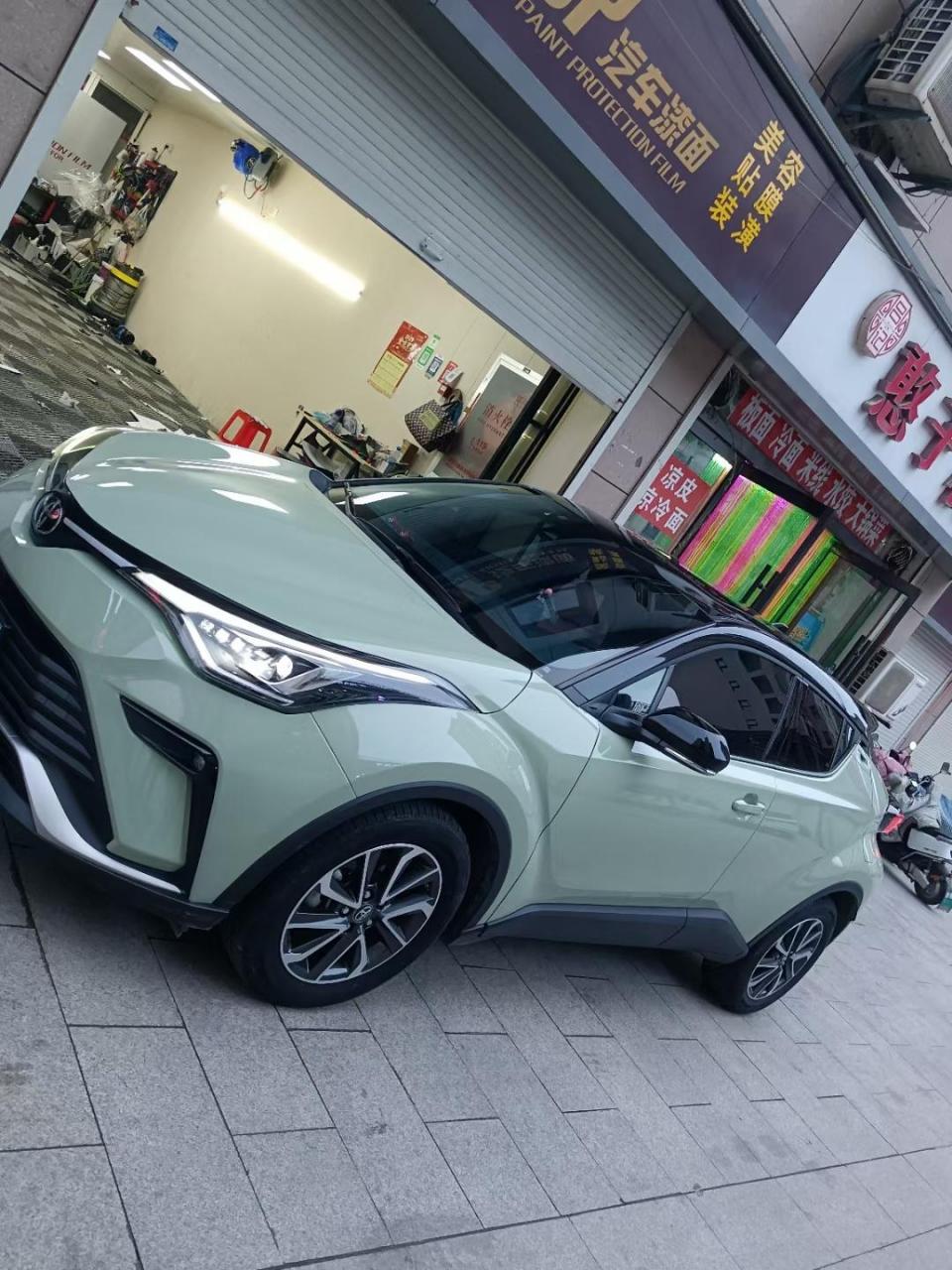 丰田ch-r施工水晶高亮卡其绿 悬浮黑顶完工!专业汽车贴膜 焕然一新