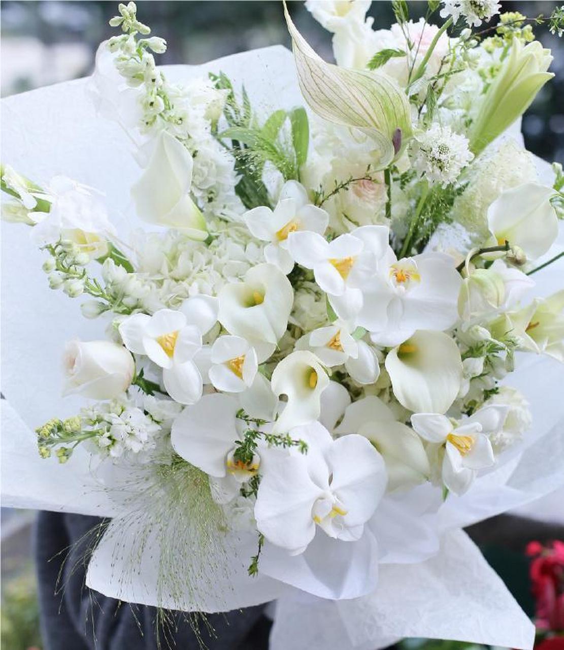 长辈说,白色的花送人不吉利 干净纯白色系的花束,像冬日的雪一样,温柔