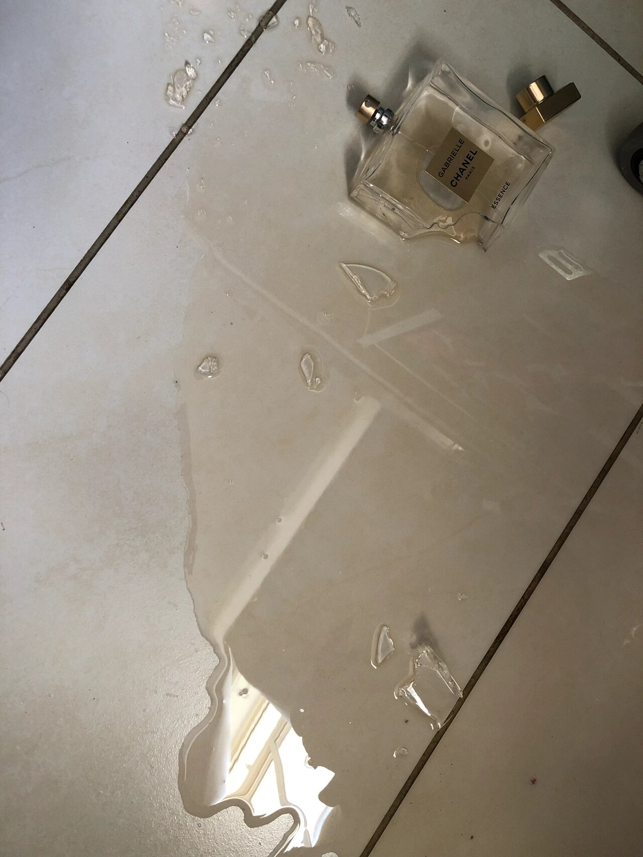 我也碎了🥲 最喜欢的香水被自己弄碎了 我个心揦住揦住痛啊!