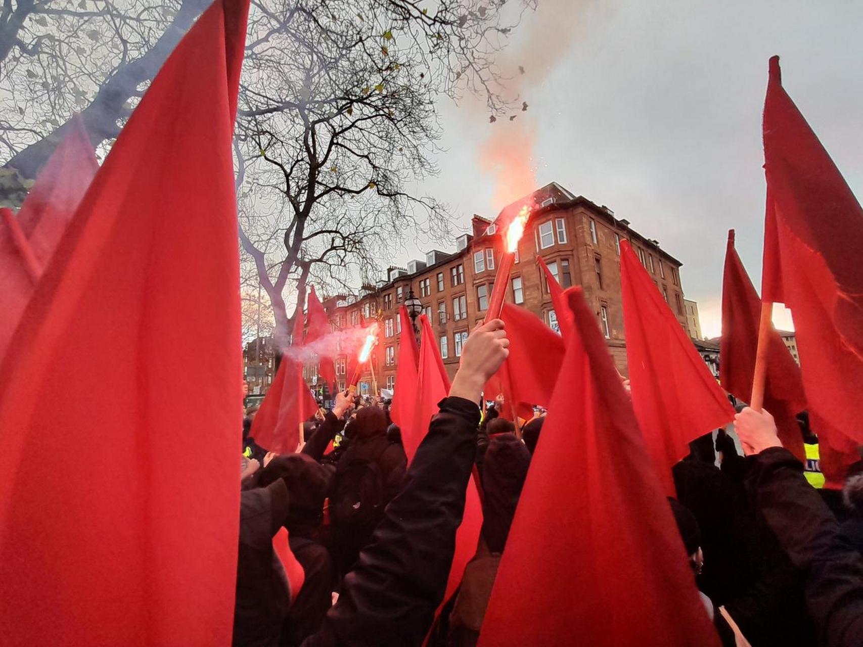 11月5日星期六,英国伦敦下着小雨,又湿又冷,"英国共产主义青年团"组织