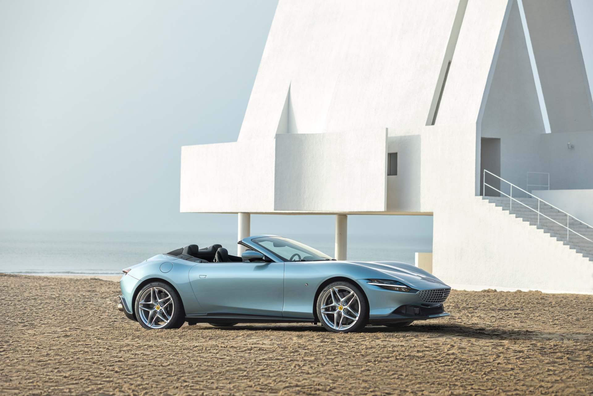 2万起,法拉利54年来首款前置发动机布局的软顶敞篷,硬顶roma起价是