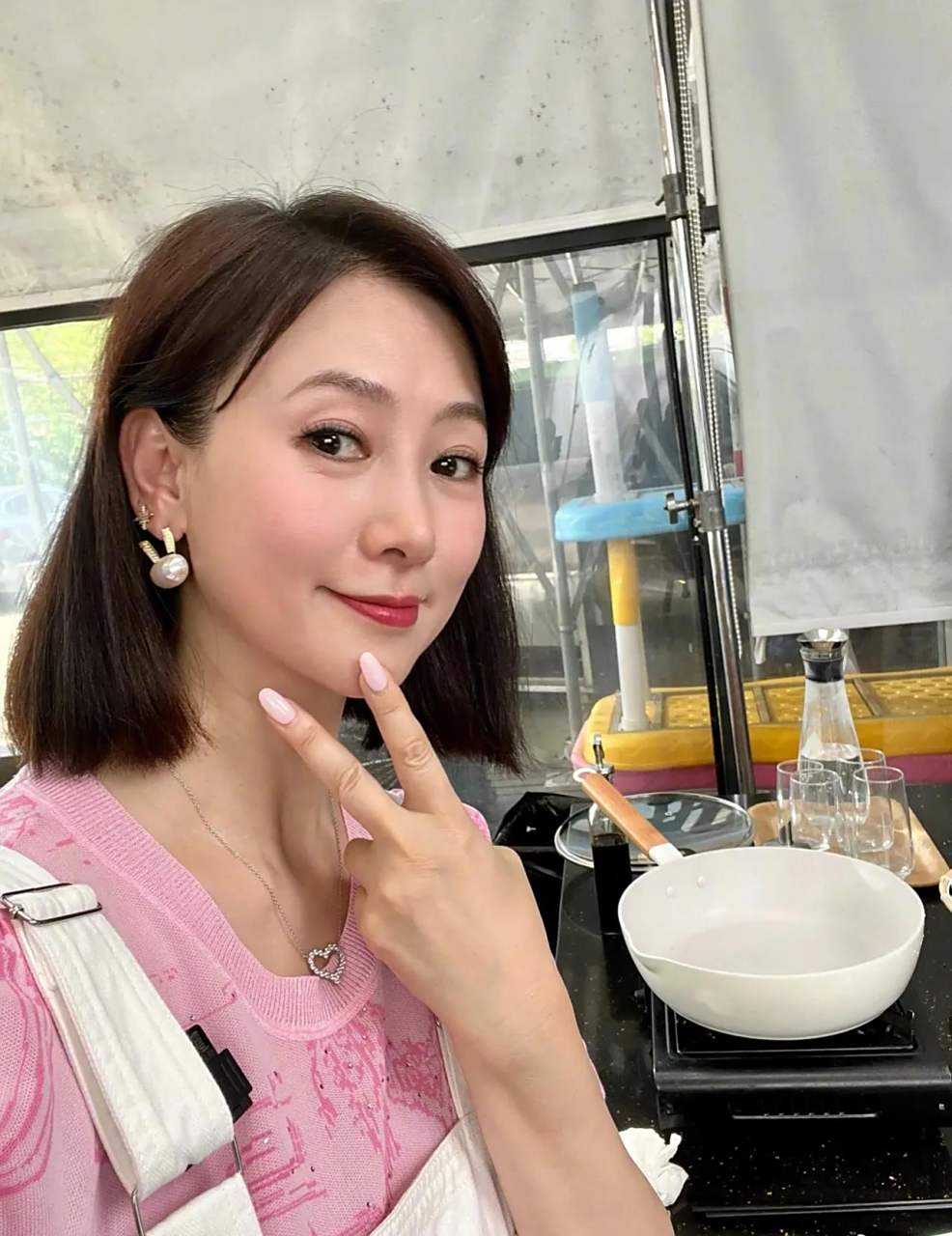 80,90后启蒙老师～翁虹近照,魅力不减当年,依然风韵犹存.