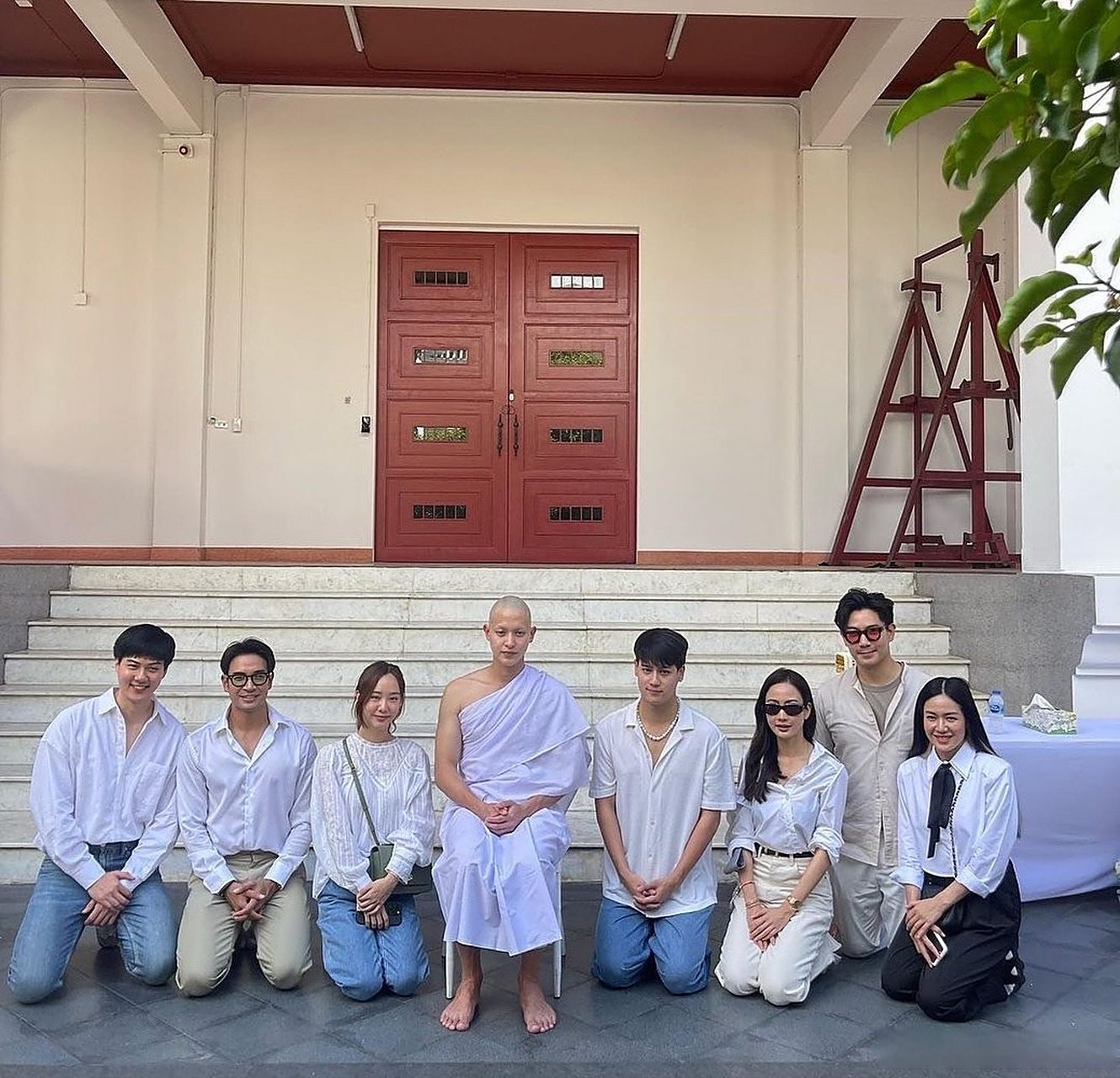 泰娱乐头条#jamesjirayu泰星james短期出家,家人好友参加剃发仪式!