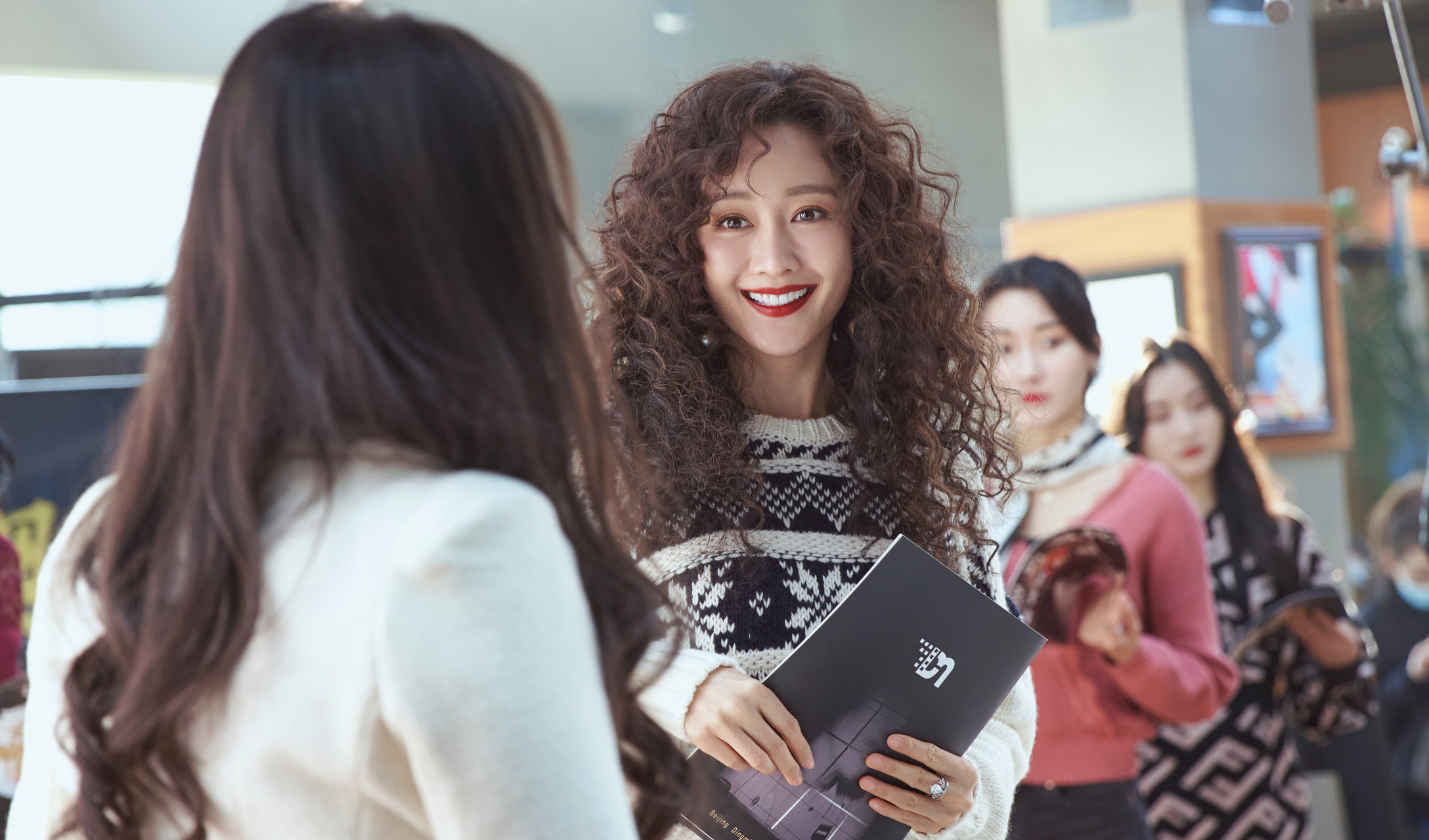 王鸥##王鸥小满生活#  拉投资,想办法,姐妹有困难 田甜王鸥angel档 