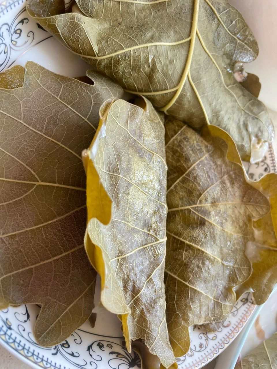 桲椤叶饼 材料:桲椤叶约40张,面粉300克, 土豆淀粉100克,盐3克,温水
