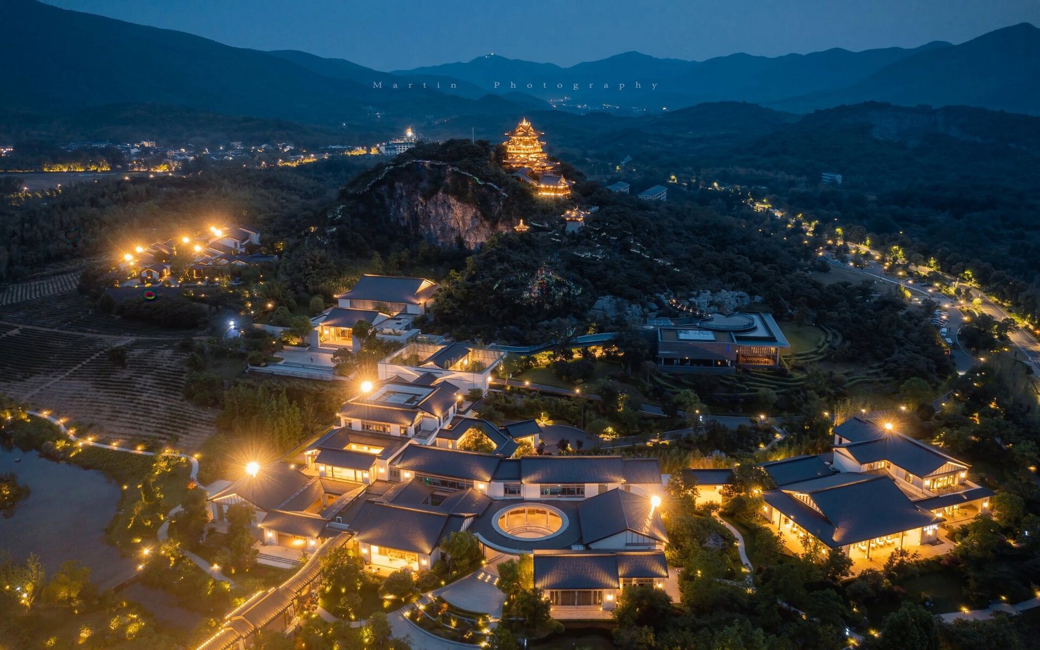 周末驾车寻至宜兴湖父镇,它叫 雅达阳羡溪山小镇,有点绕口,哈哈