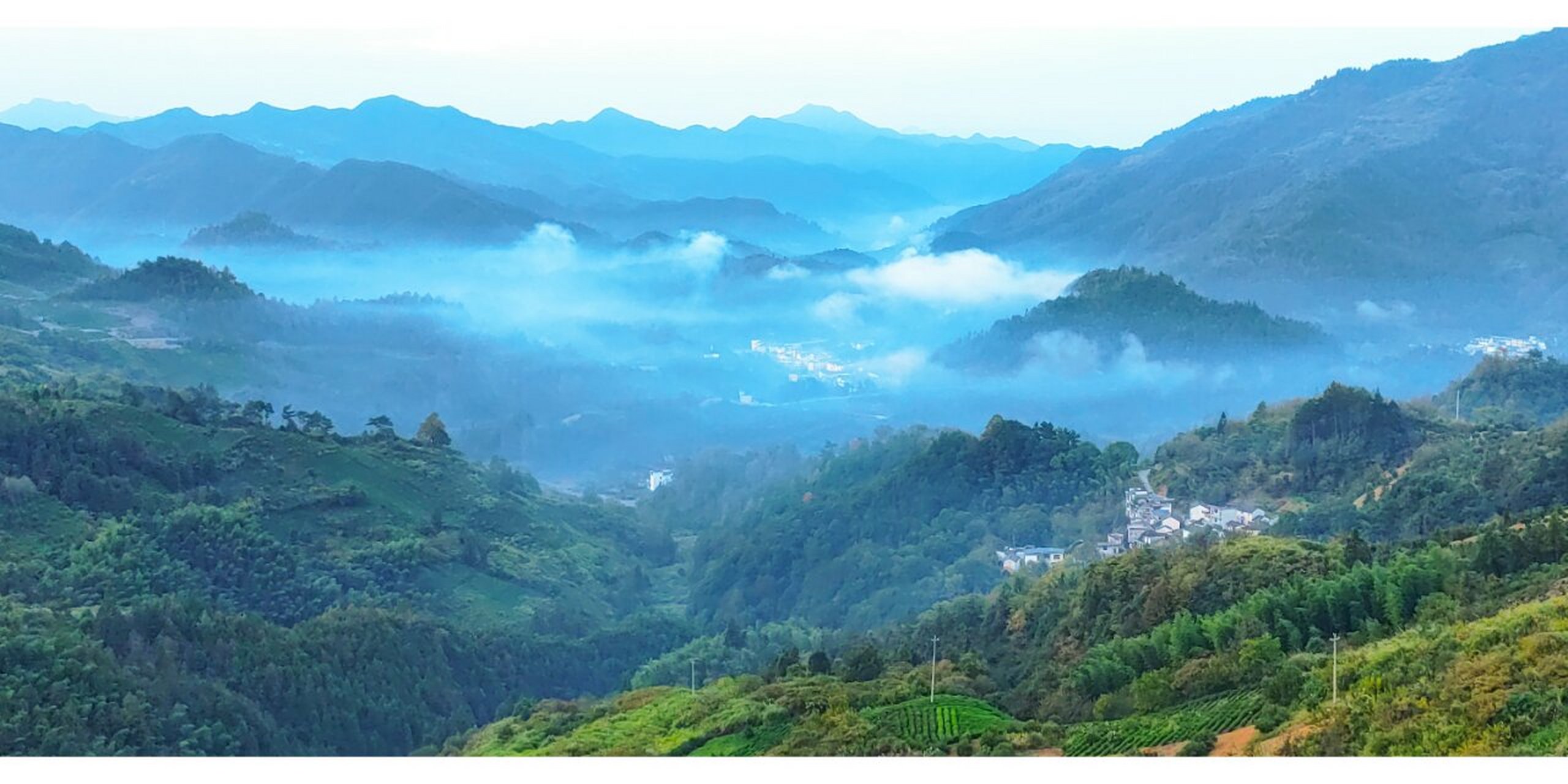 坡山云雾 安徽歙县坡山村,海拔410米,依山而建,常年云海笼罩,云端山村
