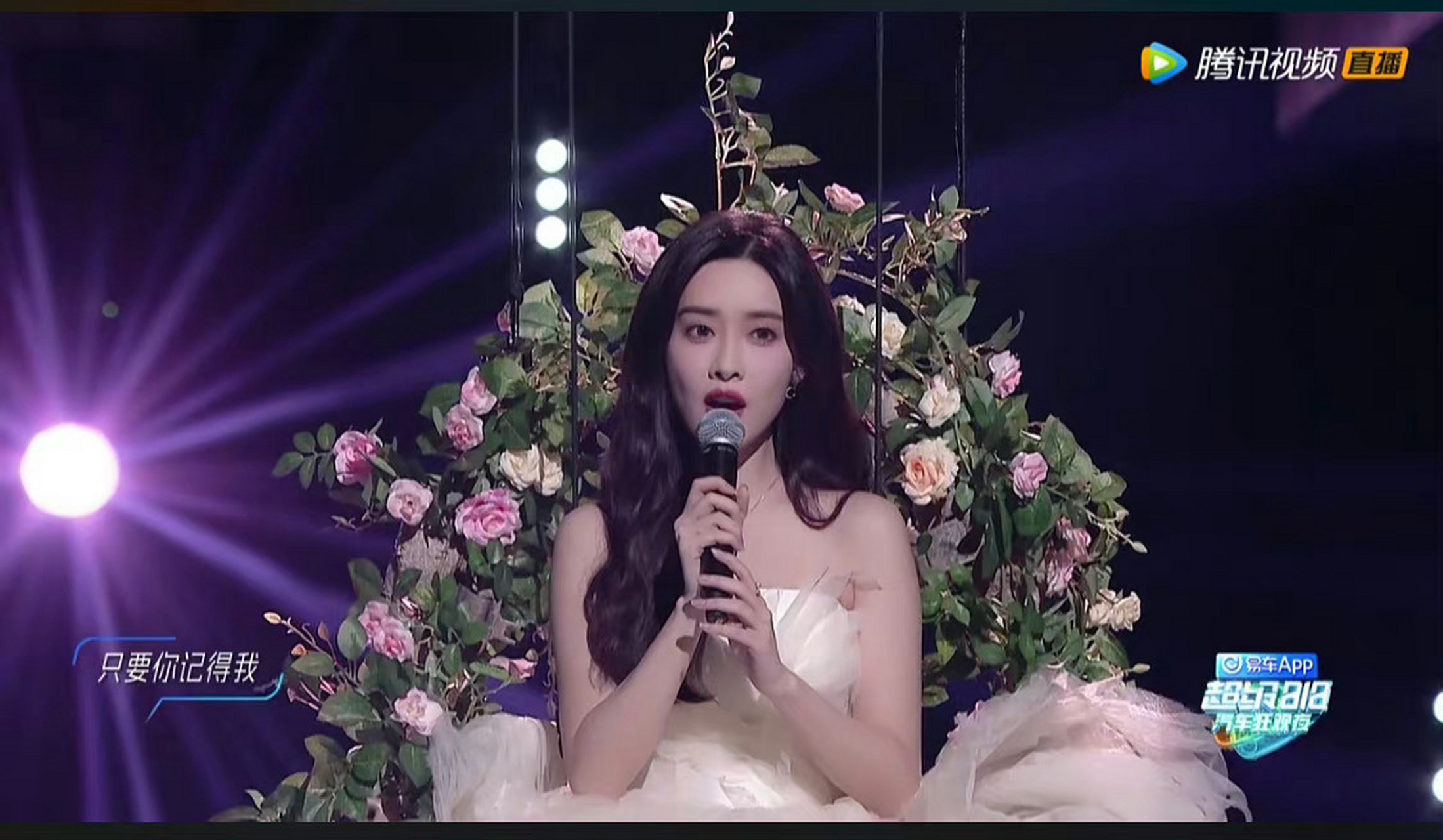 孟子义夸自己唱歌好听#孟姐唱歌真的很用心啊,今晚吊威亚舞台属实