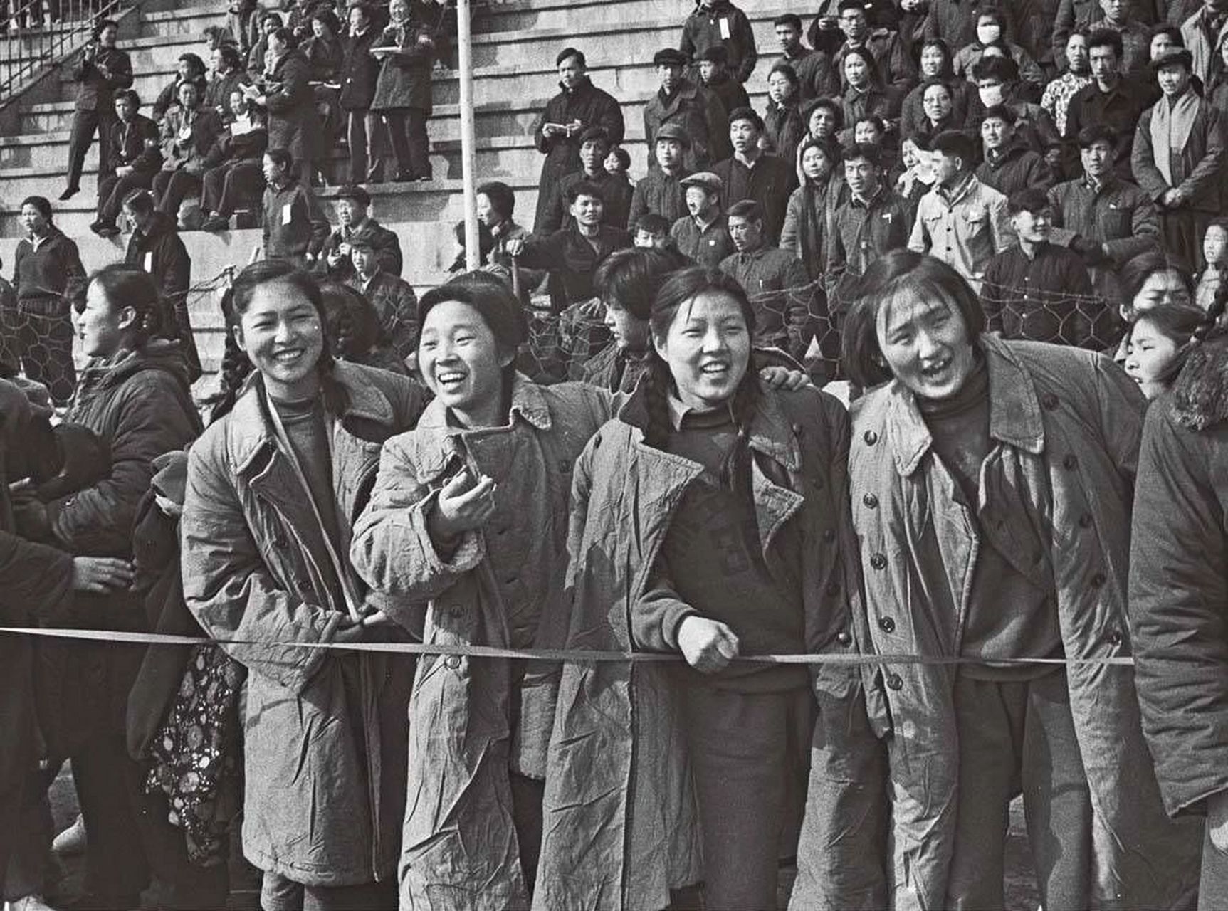 改革开放,中国服装变化 曾经蓝,灰,黑一统天下的年代 穿件花布衣裳就